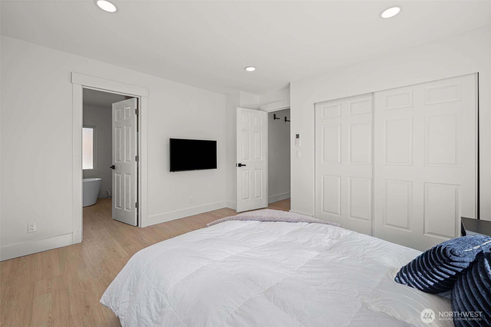 22518 Cedarview Drive E Property Photo 24