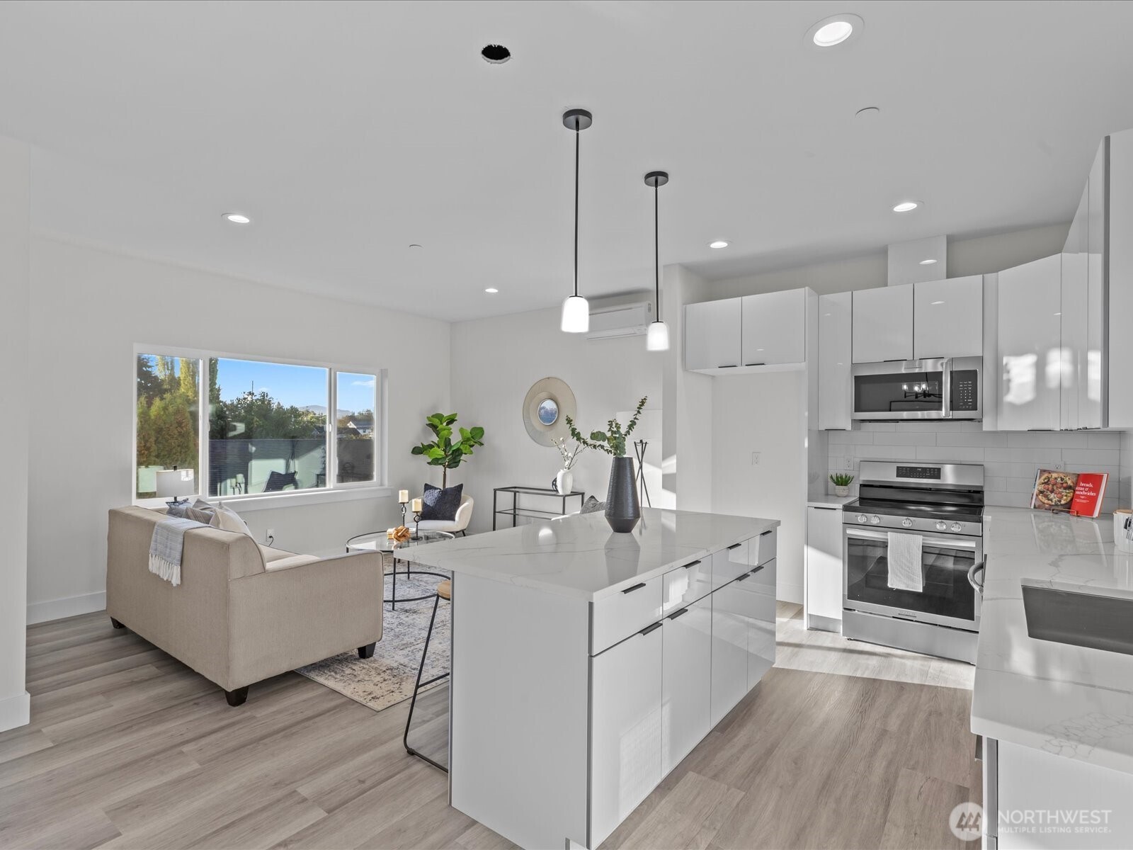 215 Corrin Avenue C Property Photo 11