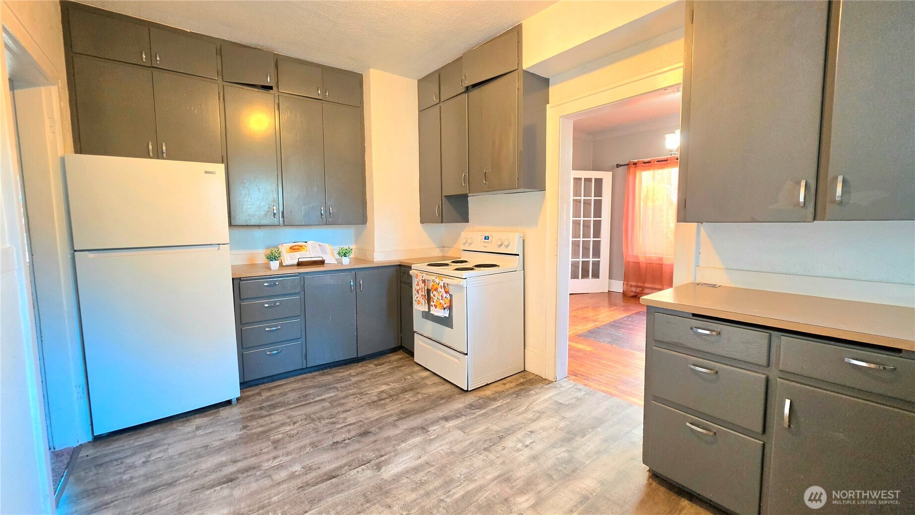 513 W 2nd Street Property Photo 9