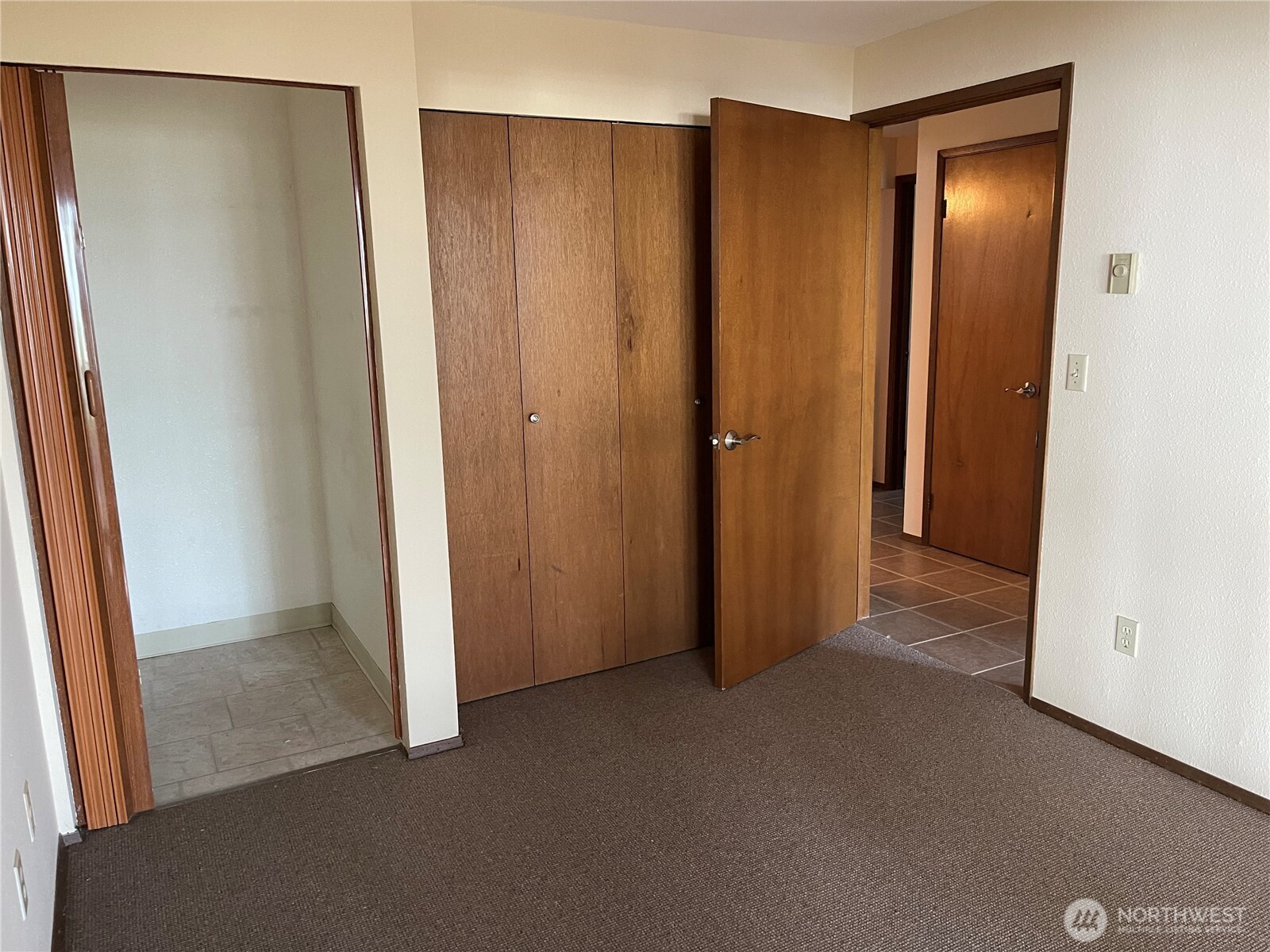 2140 Inverness Way Property Photo 18