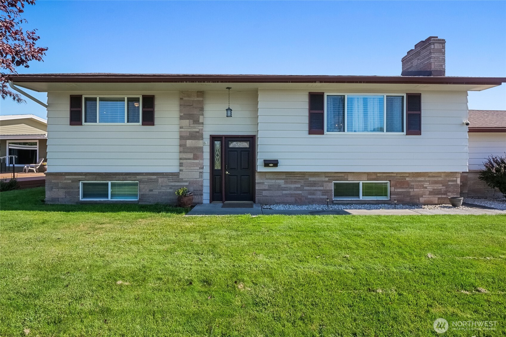 917 S Dahlia Drive Property Photo 4