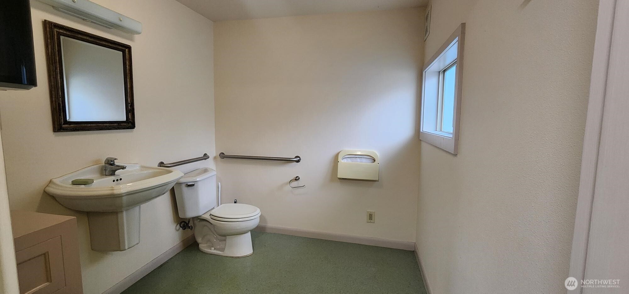 305 W 1st Street Property Photo 8