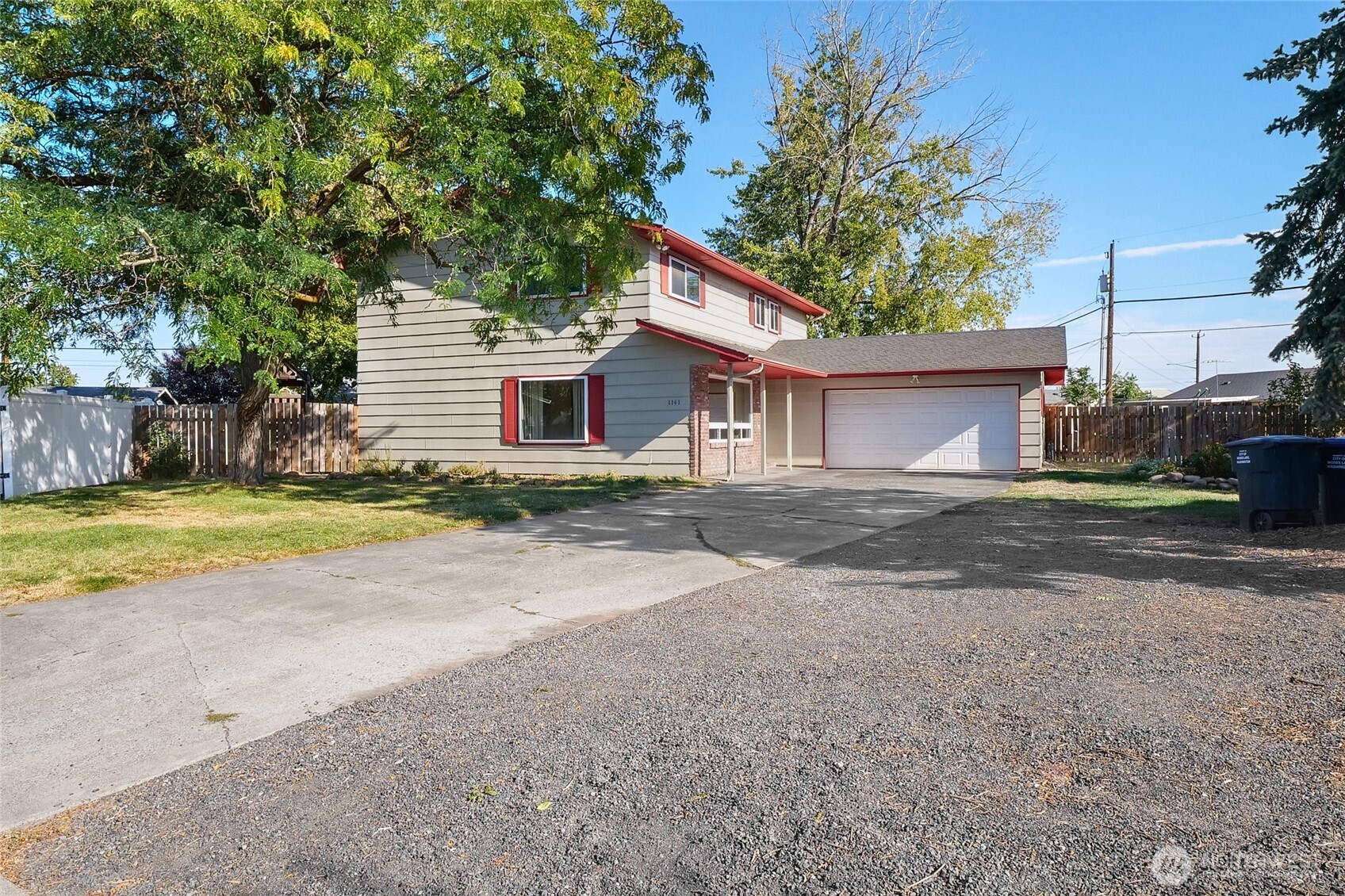 1141 E Hill Place Property Photo 4