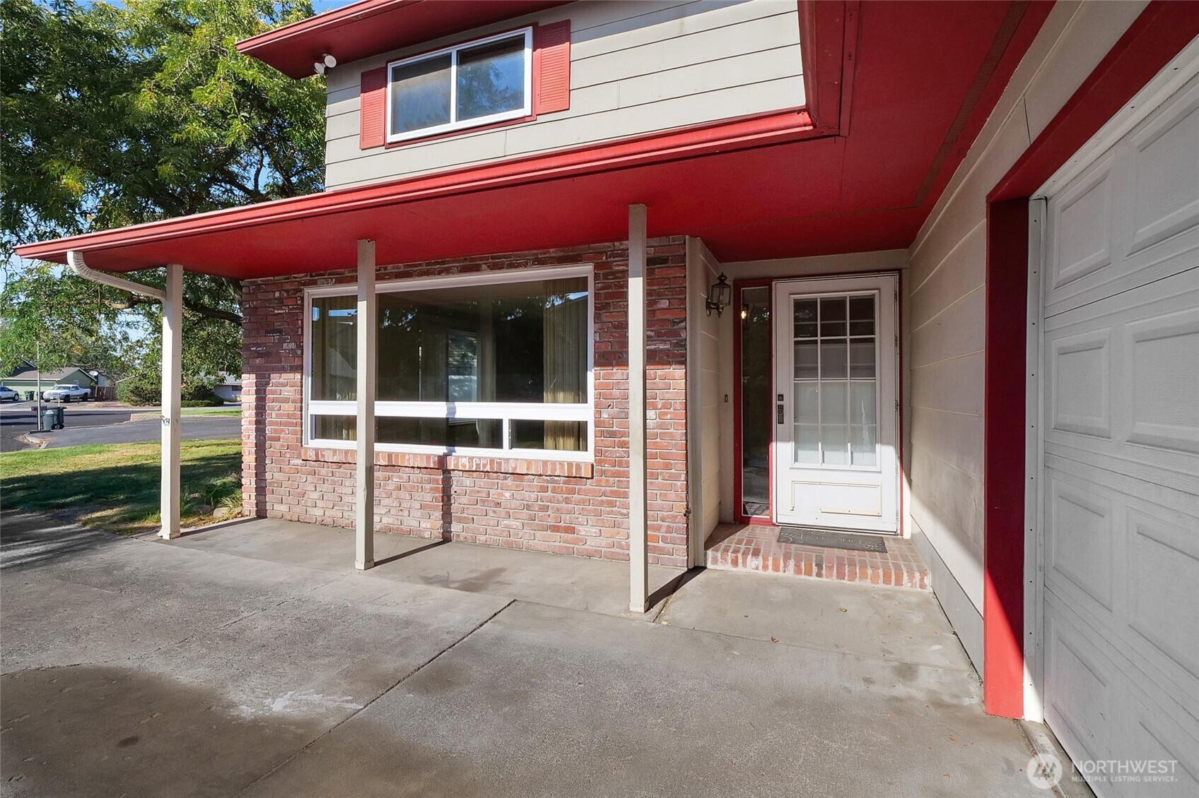 1141 E Hill Place Property Photo 5