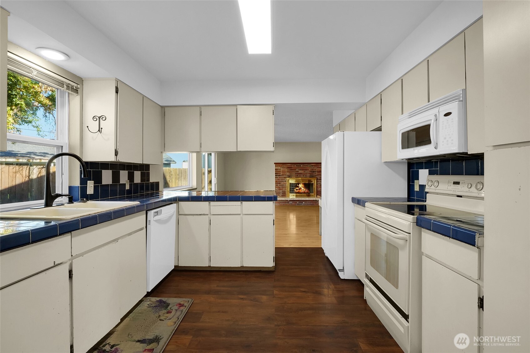 1141 E Hill Place Property Photo 12