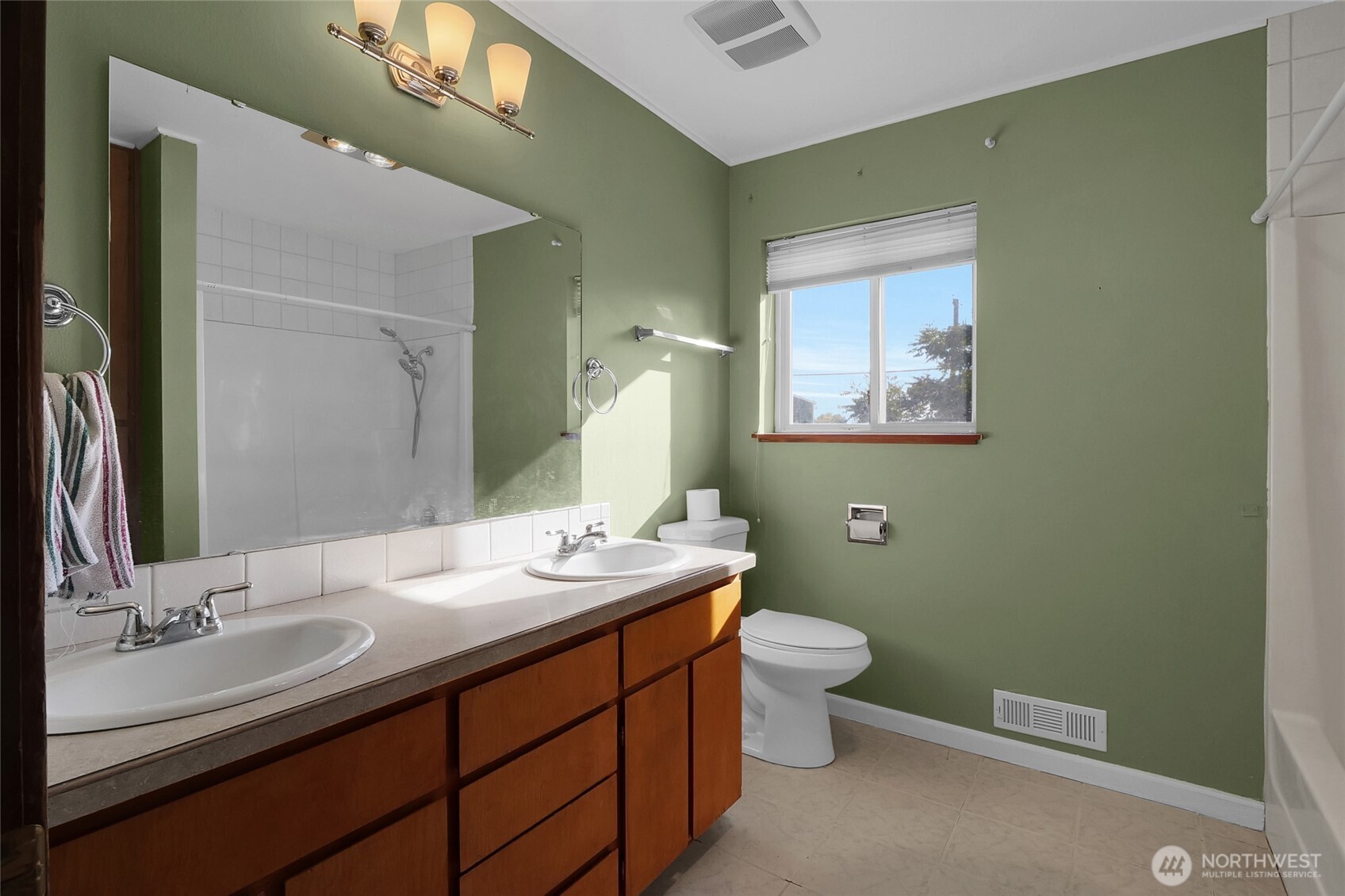 1141 E Hill Place Property Photo 28