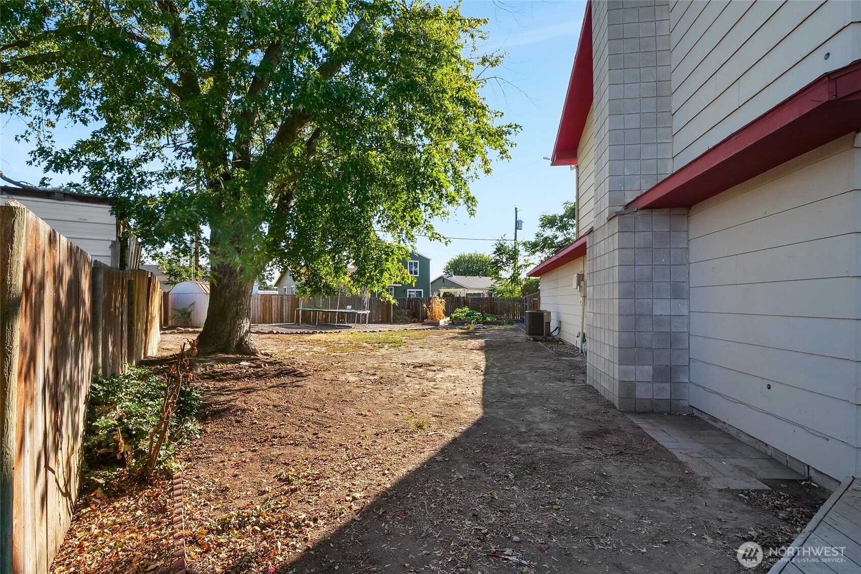 1141 E Hill Place Property Photo 38