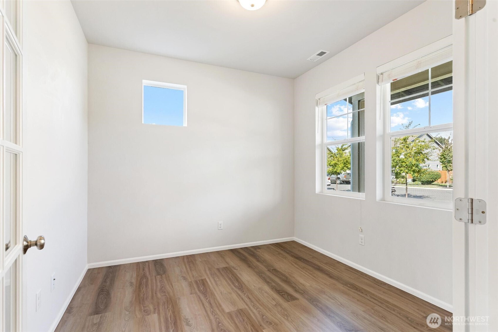 332 Cambridge Loop Property Photo 12