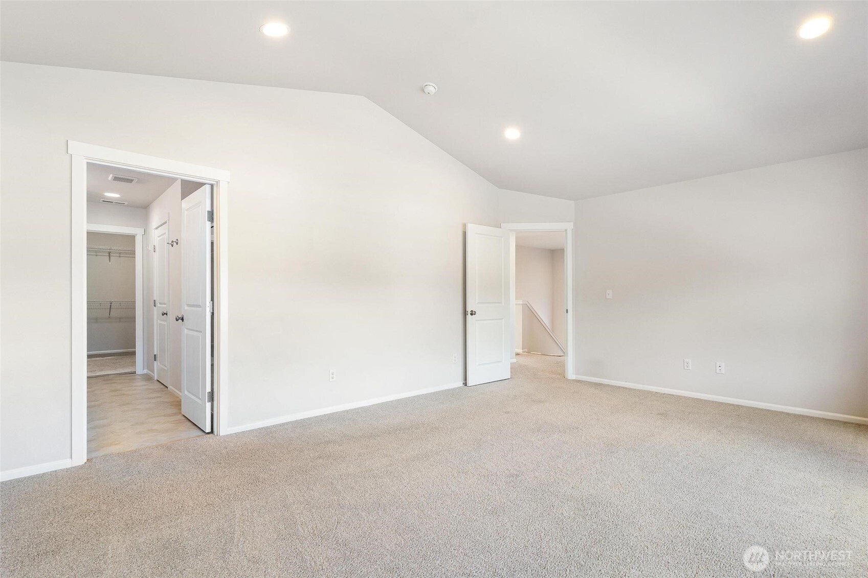 332 Cambridge Loop Property Photo 17