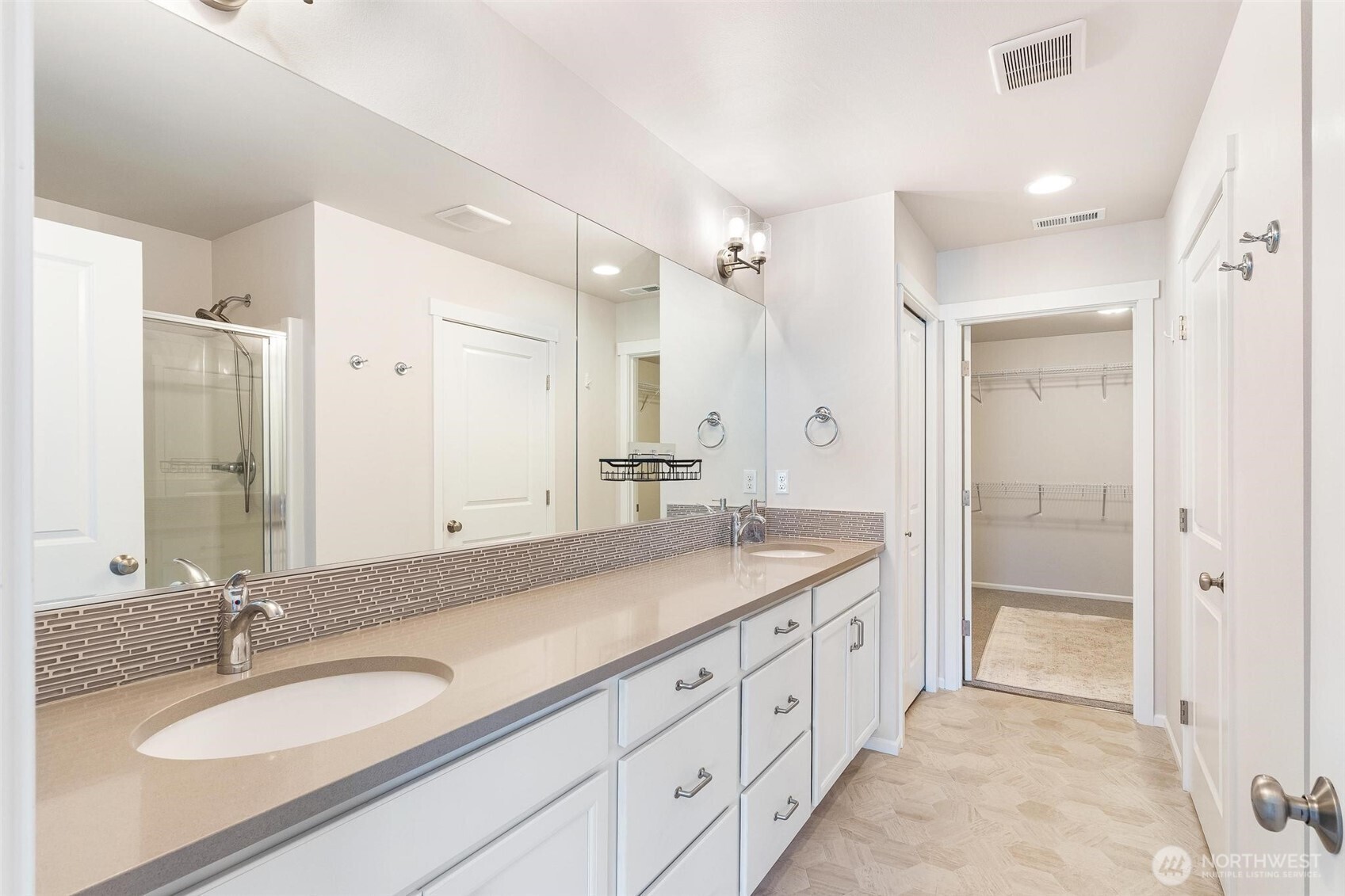 332 Cambridge Loop Property Photo 19