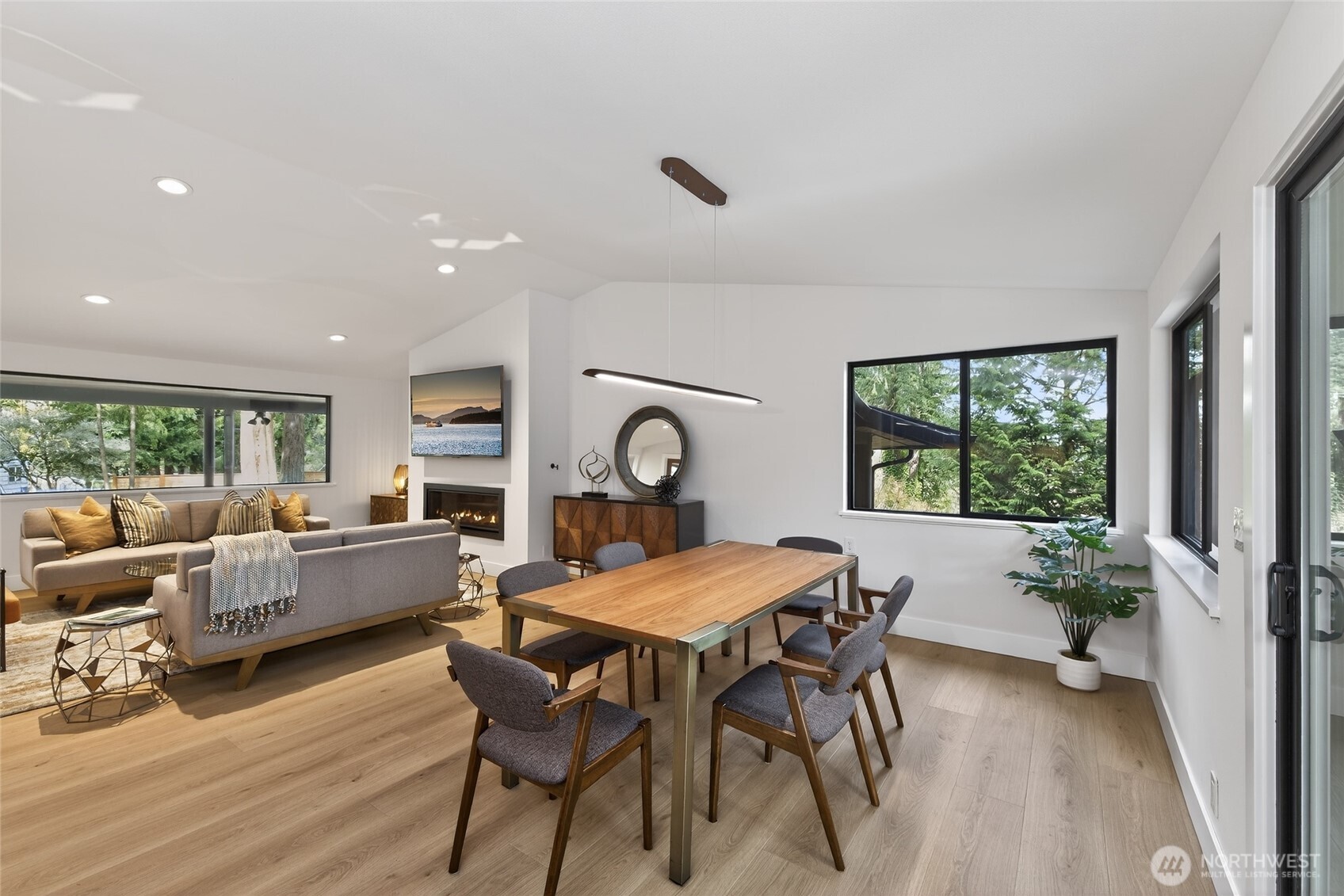 22016 Vine Road Property Photo 7