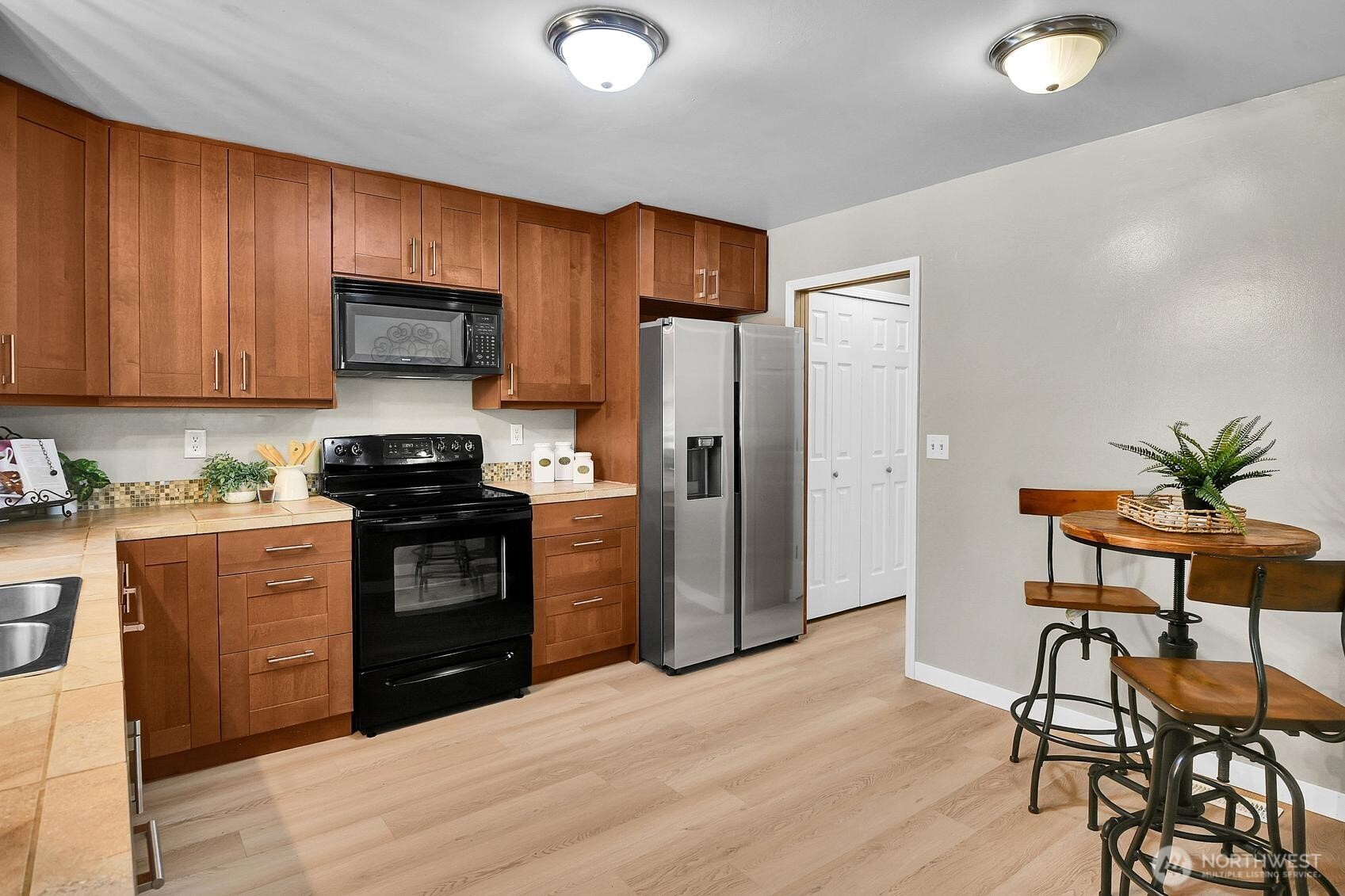 20842 2nd Place Property Photo 6