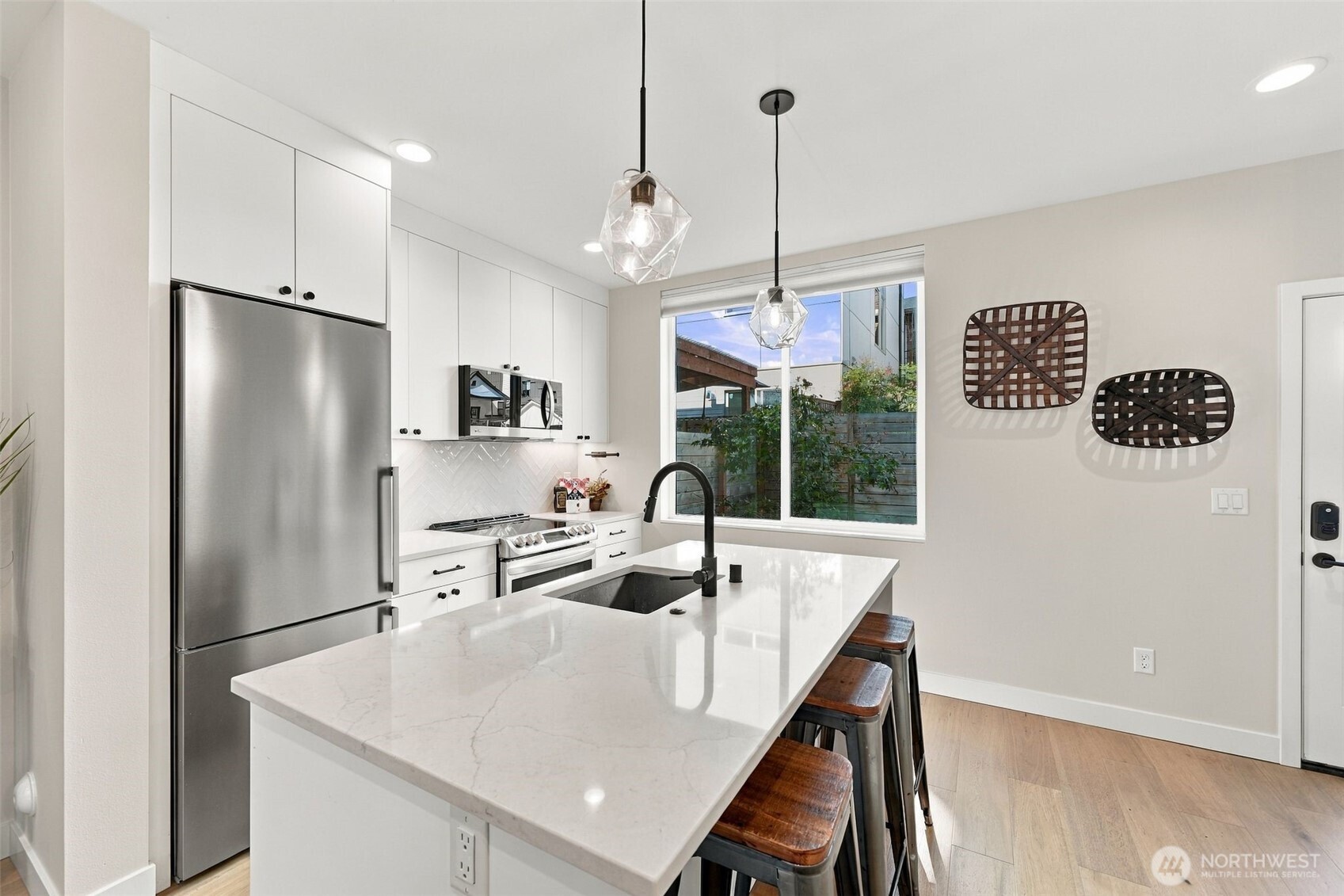 6016 California Avenue D Property Photo 8