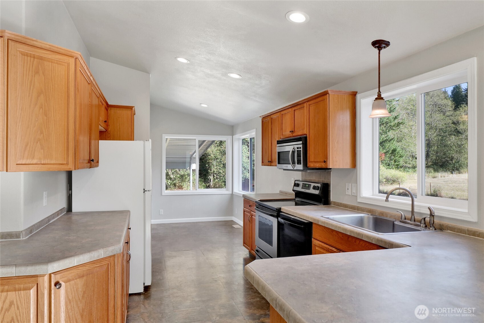 6128 Kickerville Road Property Photo 8
