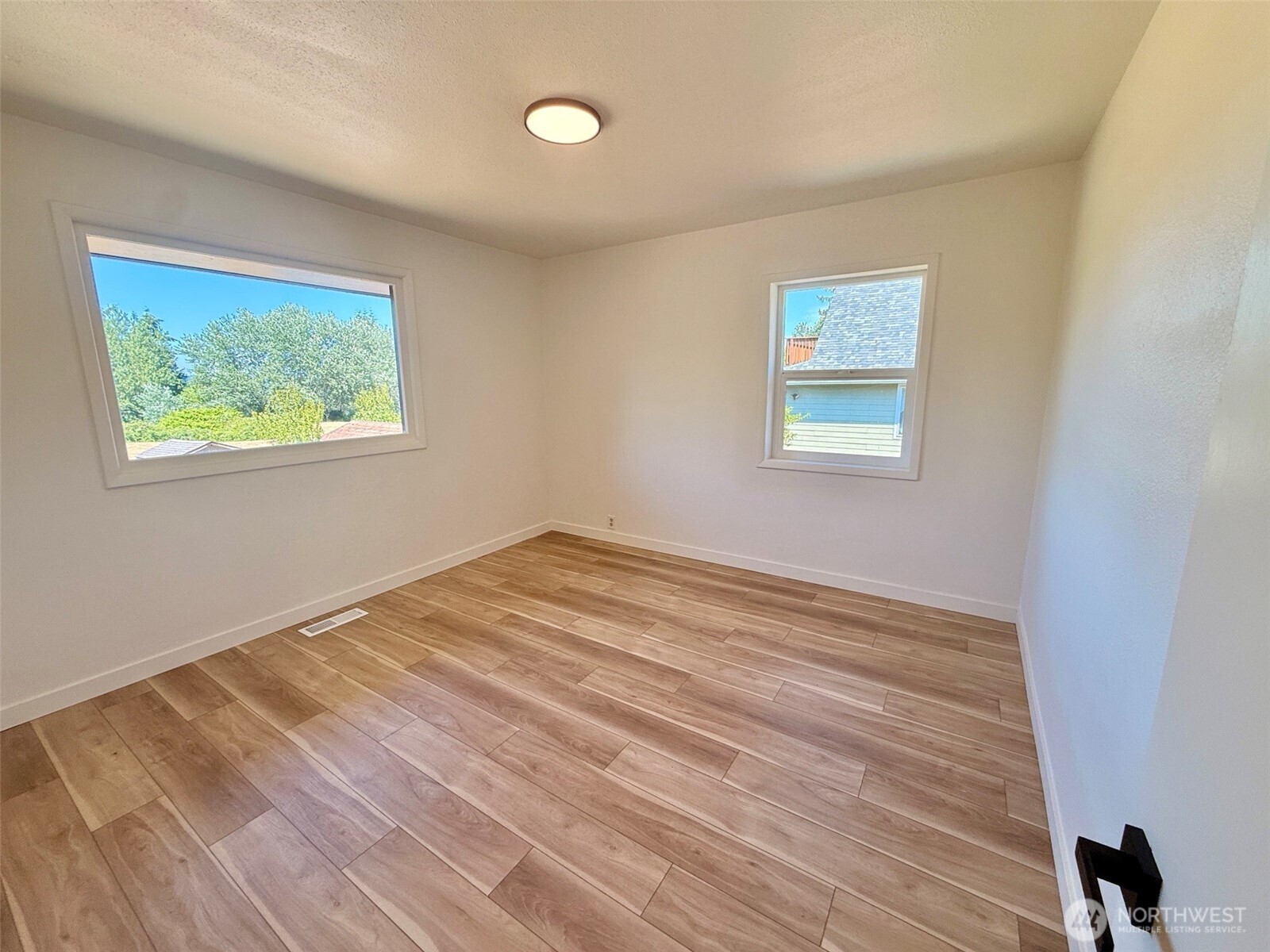 5611 N 48th Street Property Photo 18