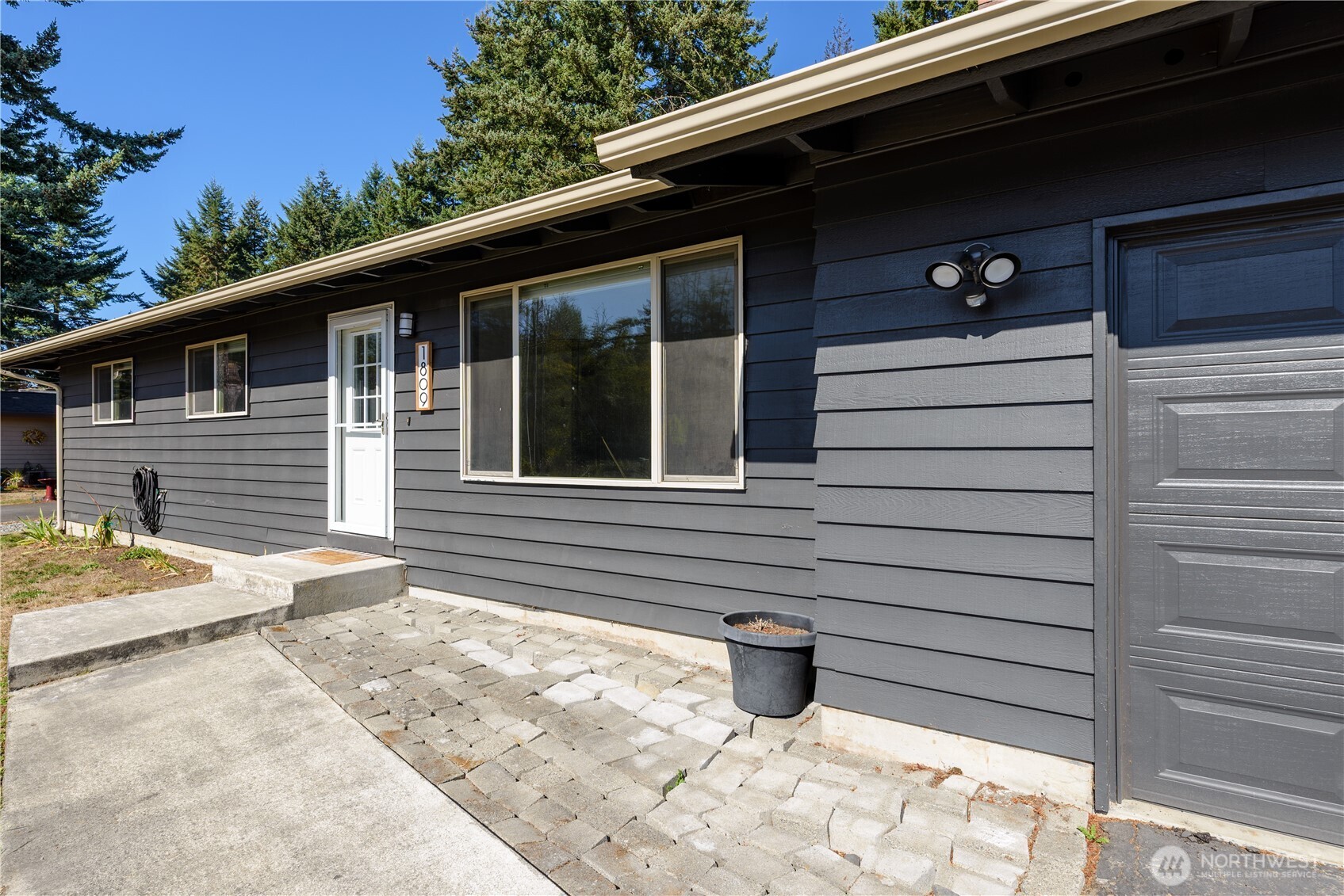 1809 W 10th Street Property Photo 4