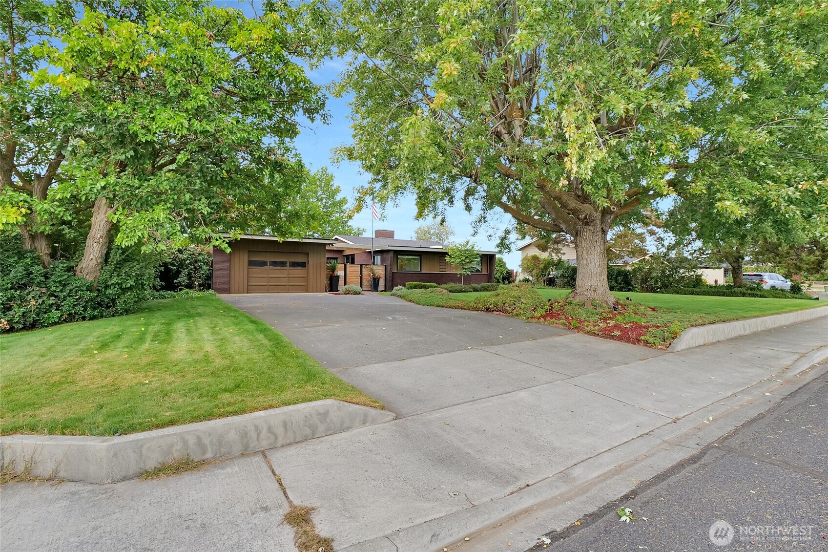 614 N Crestview Drive Property Photo 3