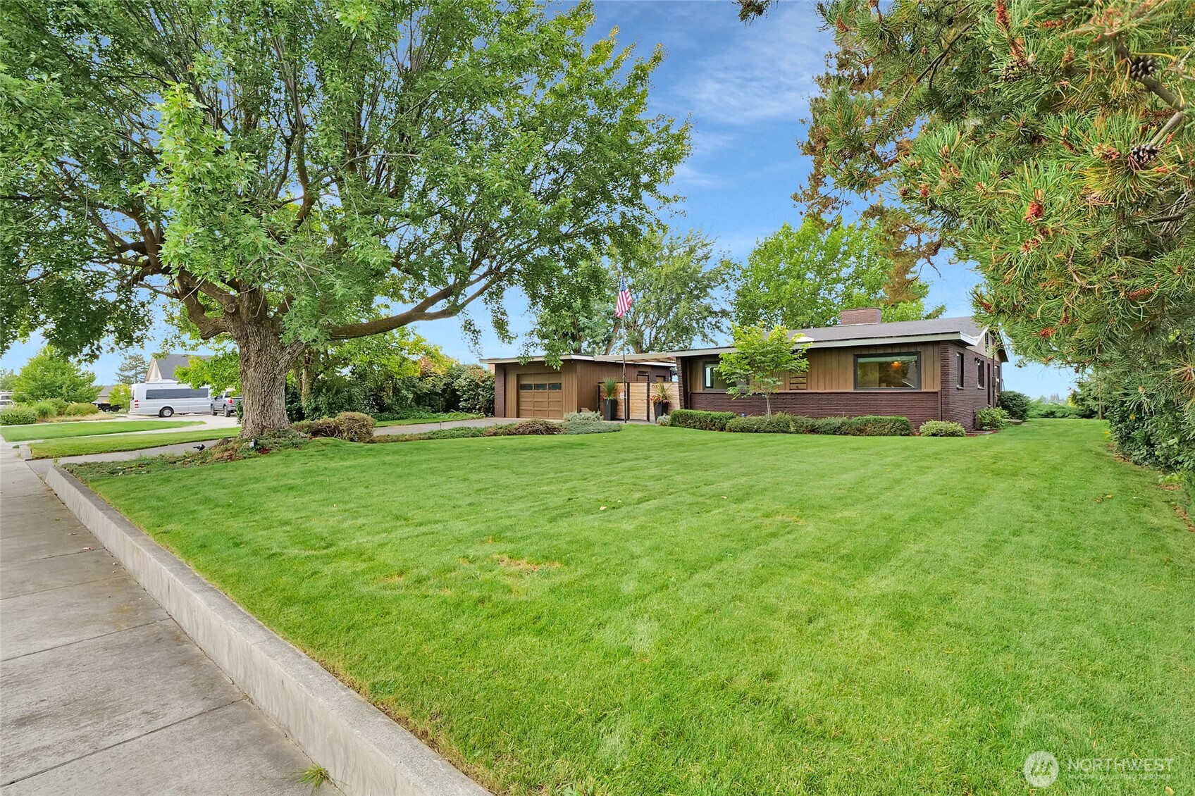614 N Crestview Drive Property Photo 4