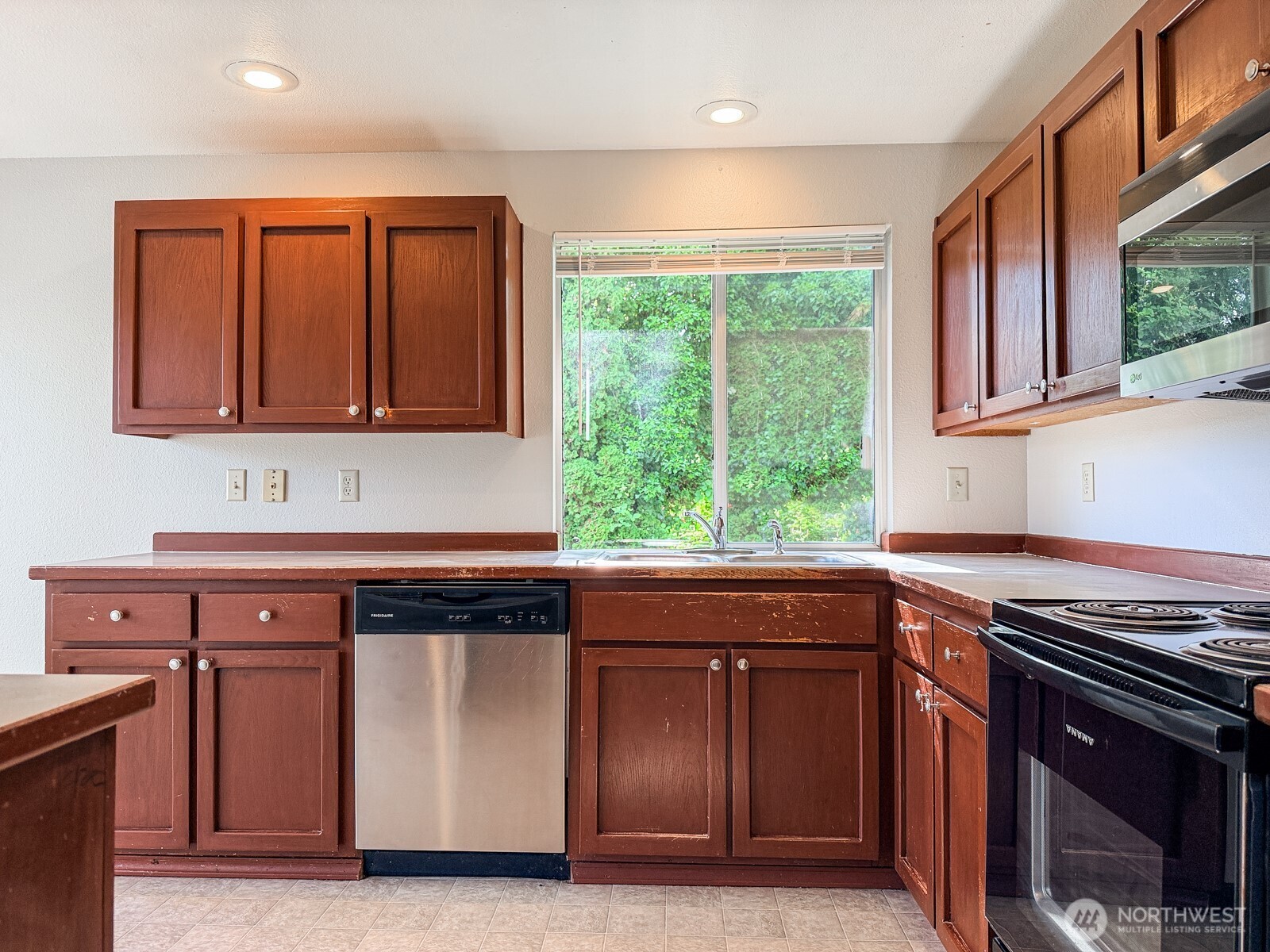 16206 2nd Place Property Photo 5