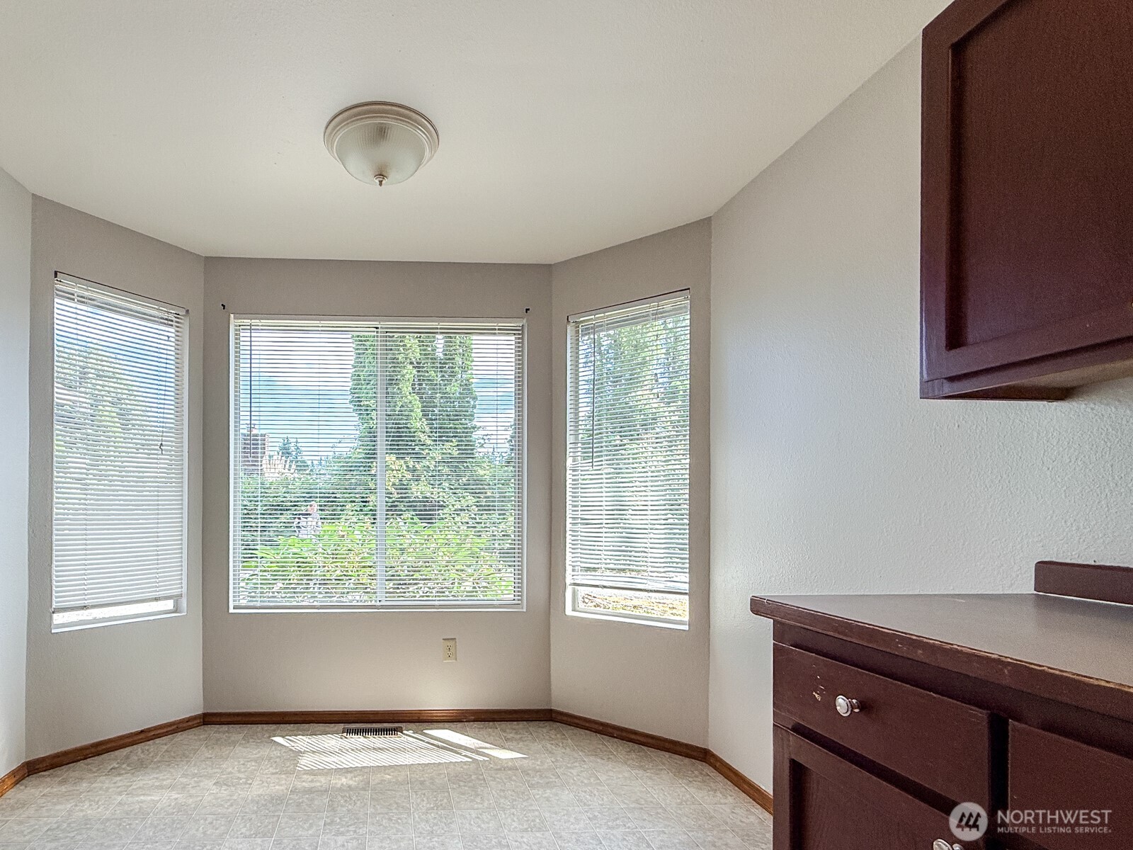 16206 2nd Place Property Photo 6