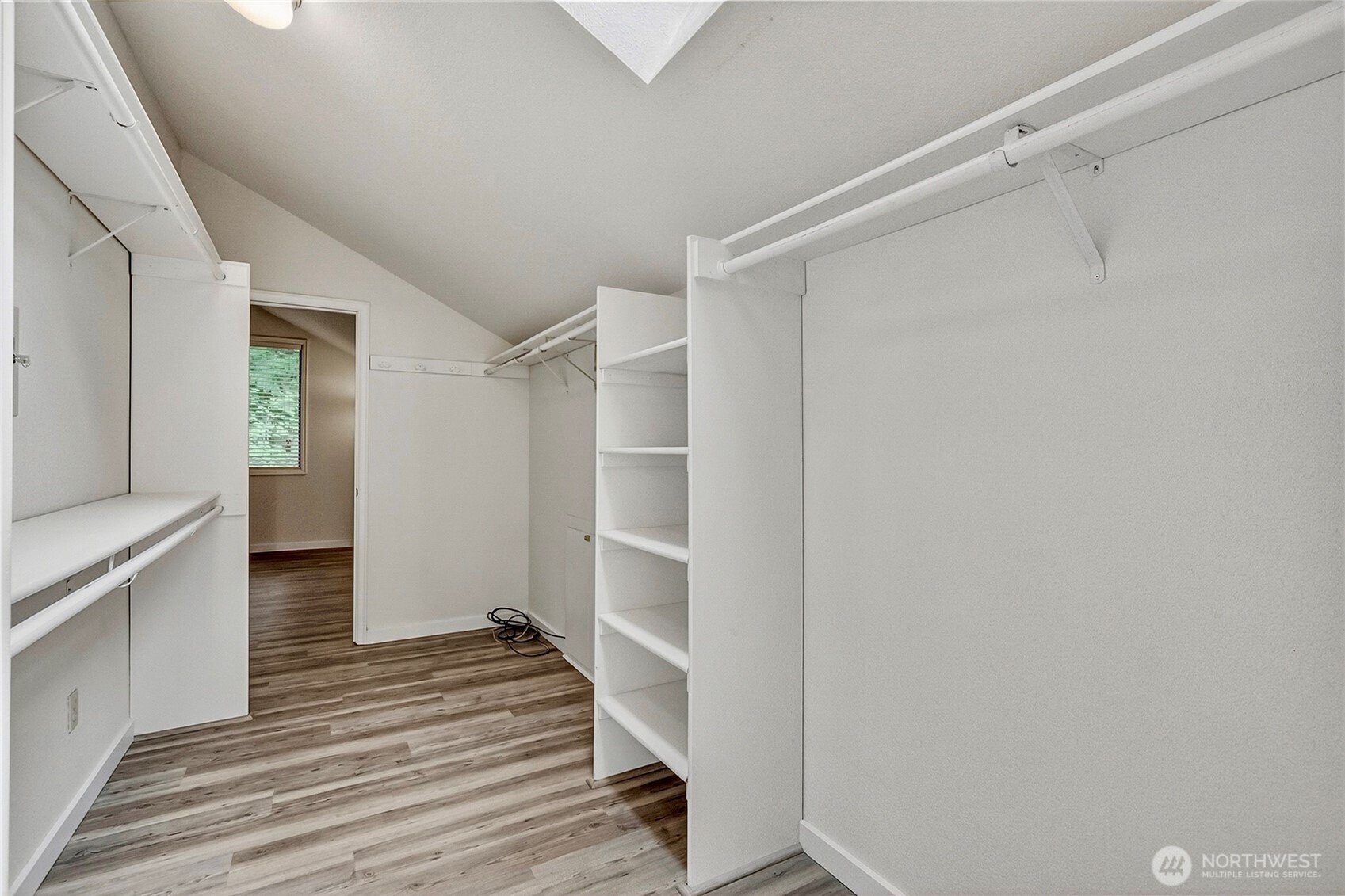 1805 Village Green Drive 16 Property Photo 29