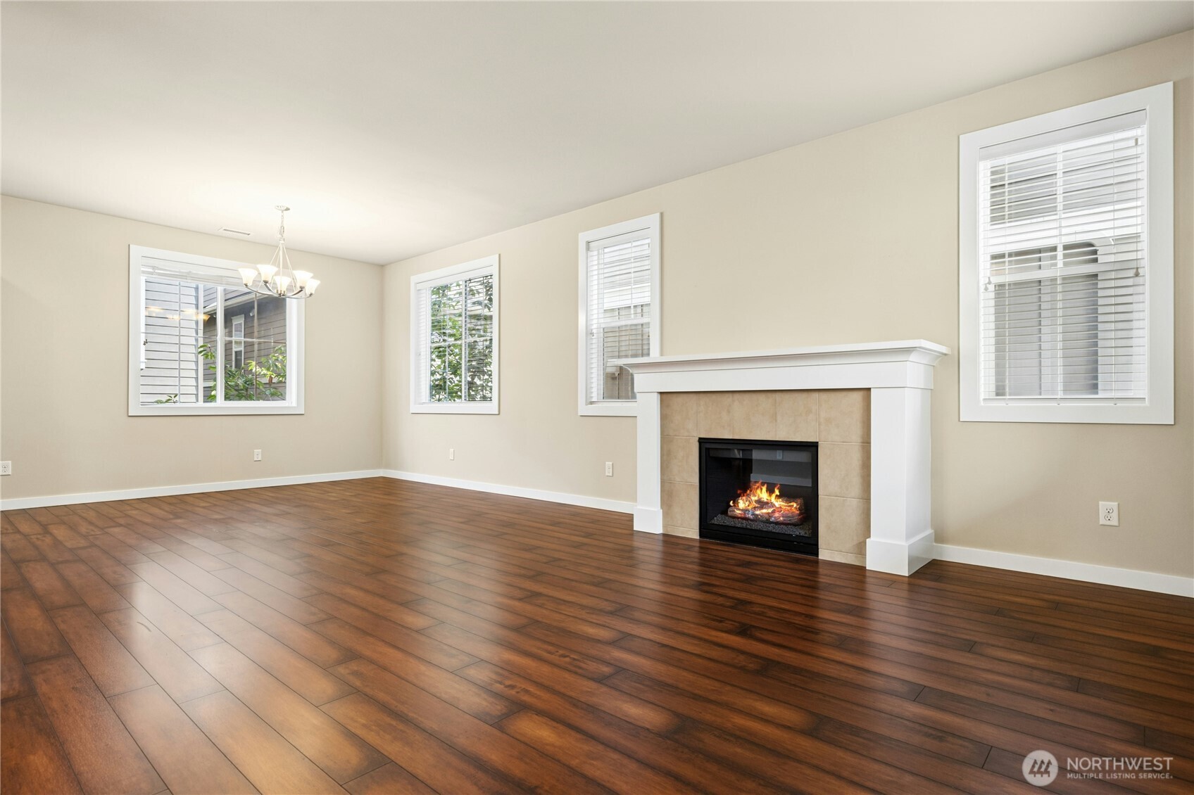 365 Ne Denny Way Property Photo 4