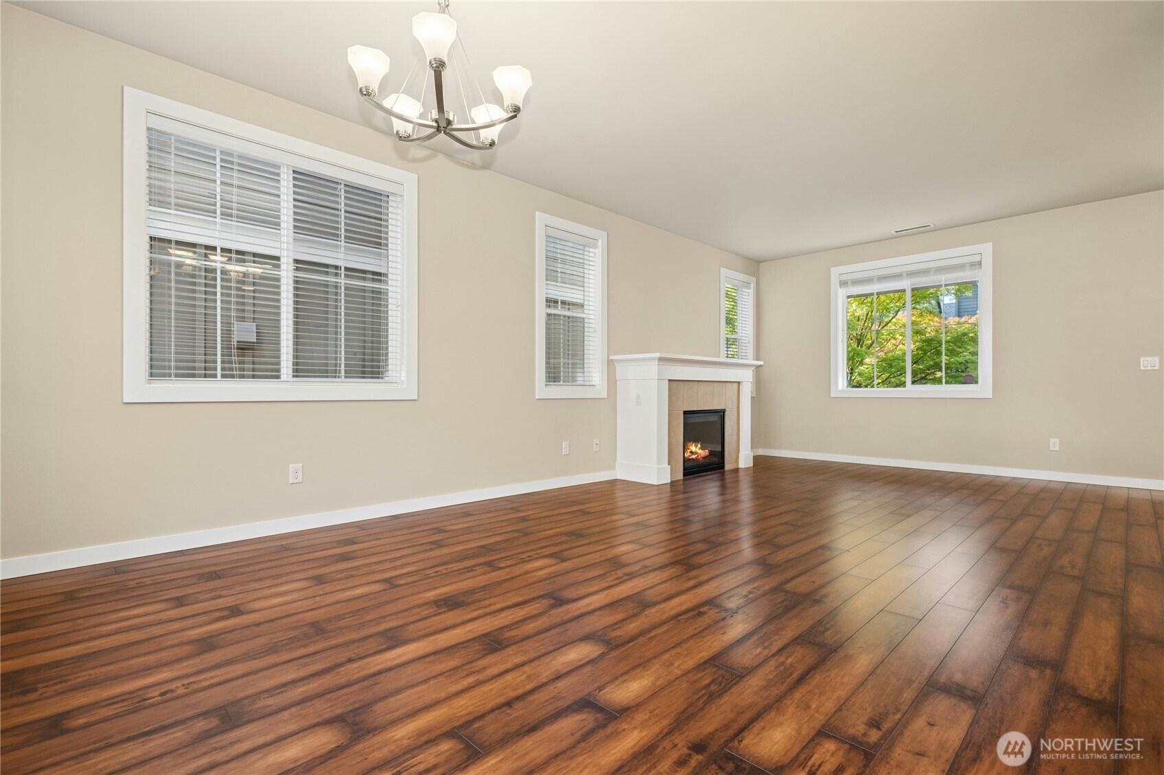 365 Ne Denny Way Property Photo 6