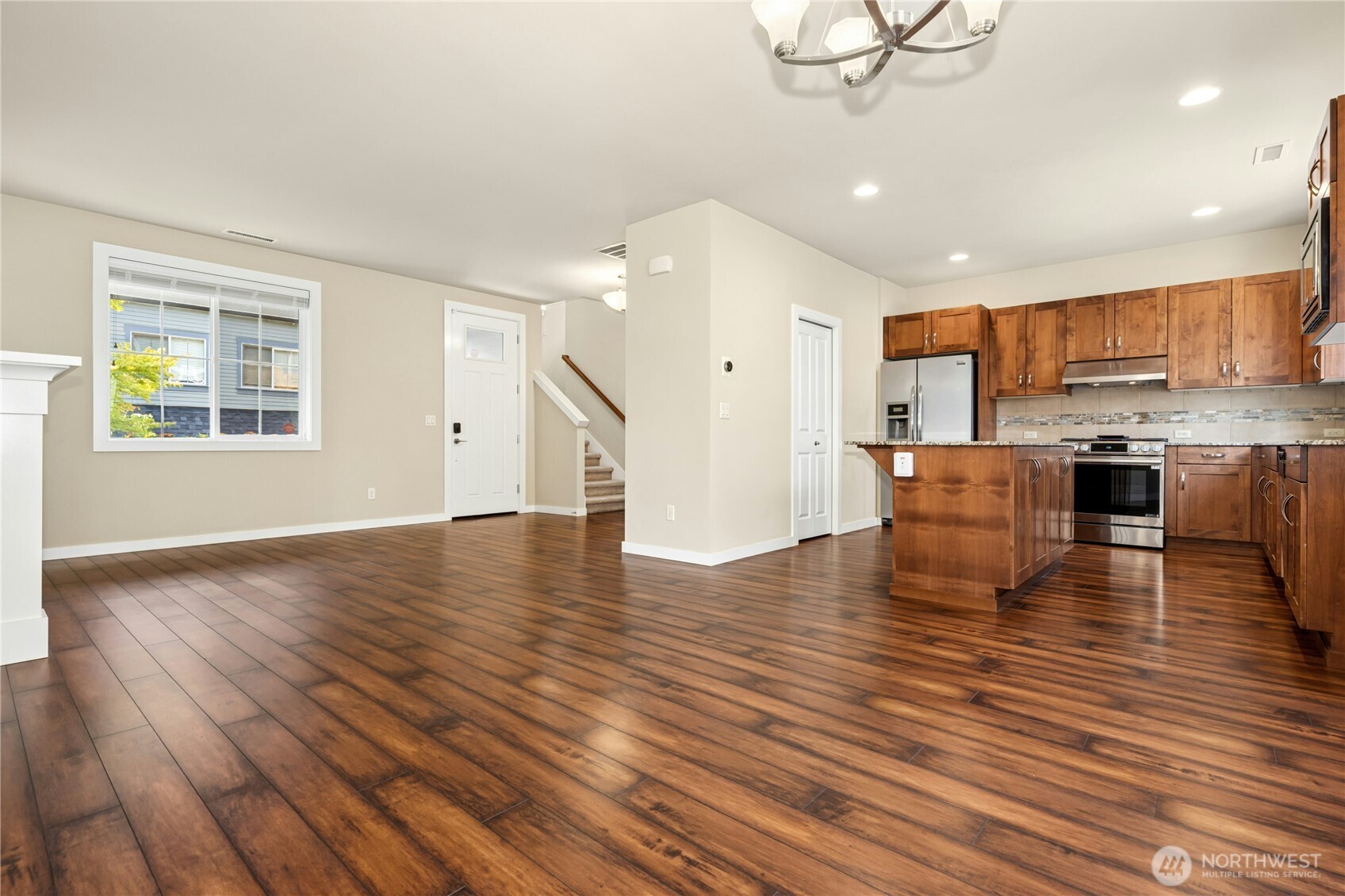 365 Ne Denny Way Property Photo 8