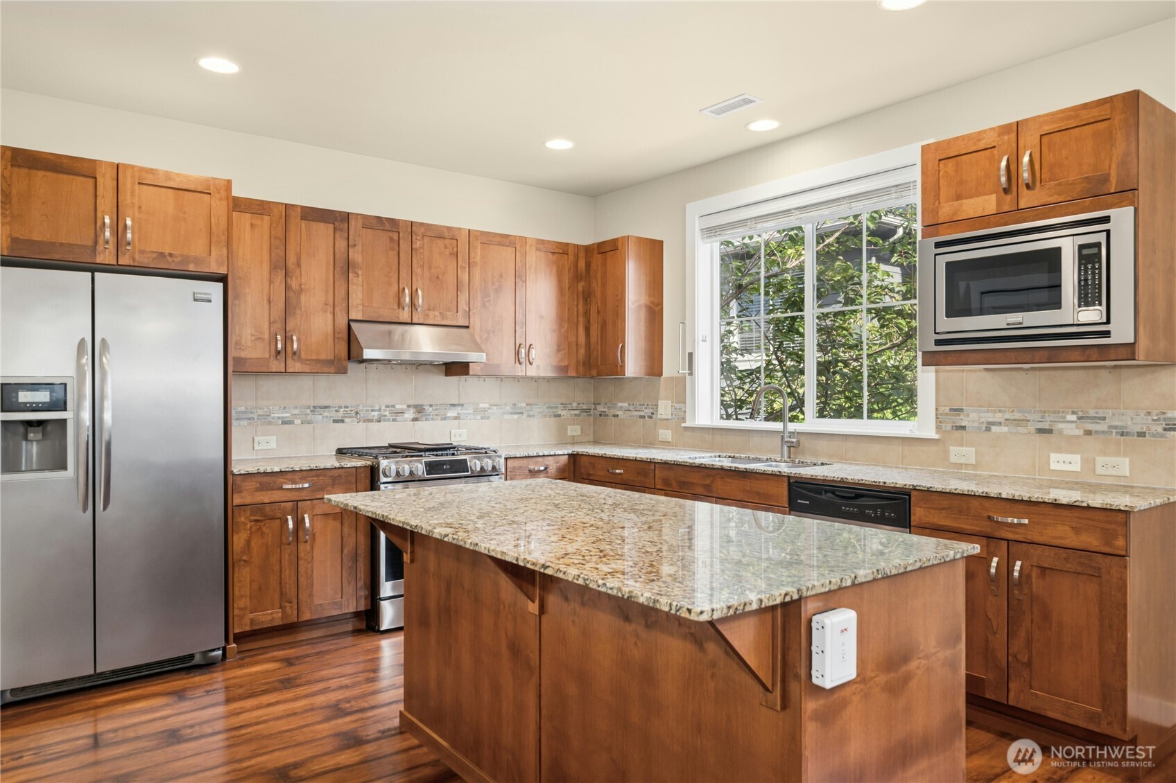 365 Ne Denny Way Property Photo 9