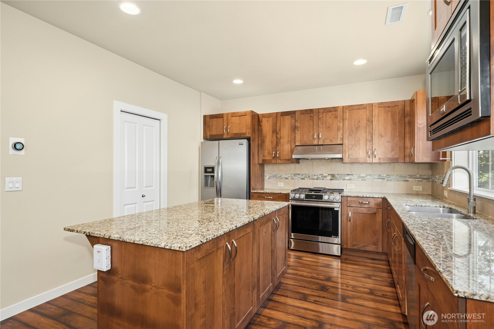 365 Ne Denny Way Property Photo 10