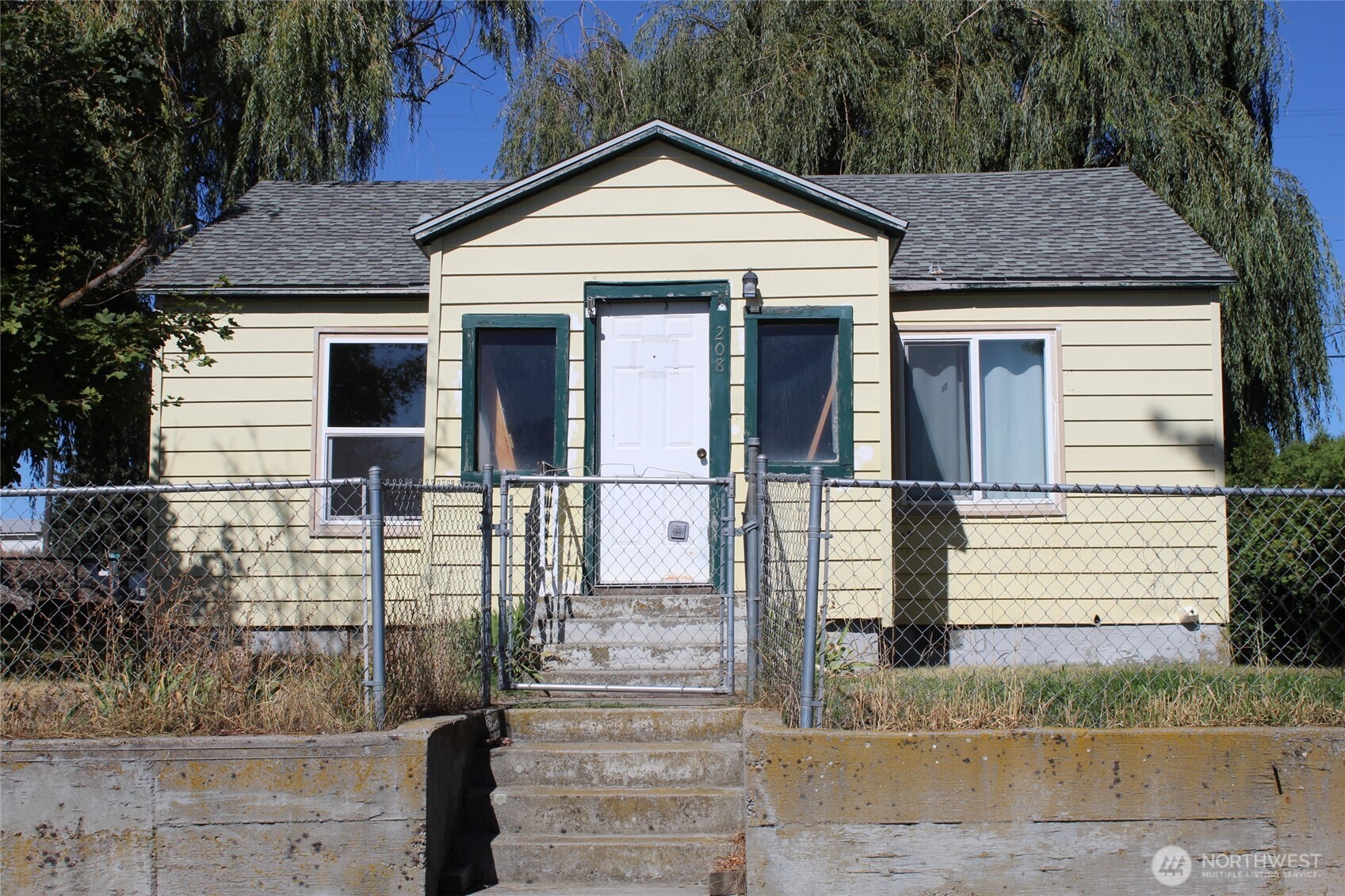 208 Sinclair Property Photo 1
