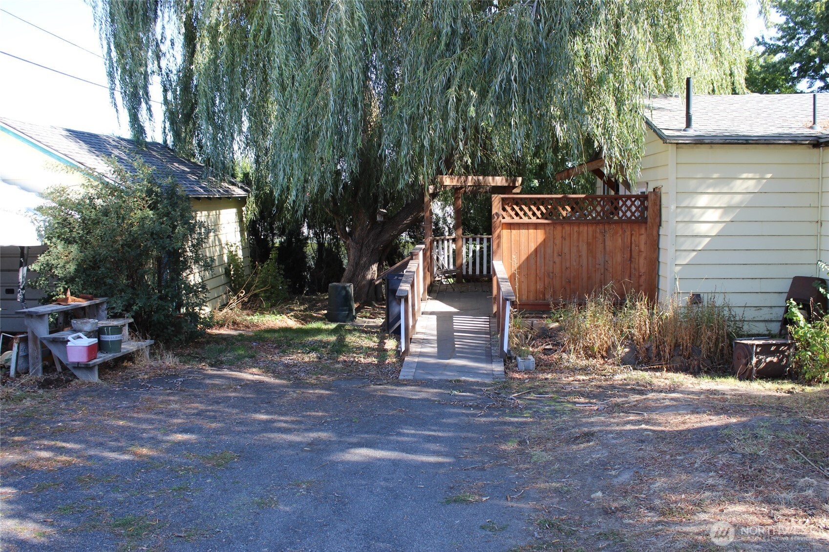 208 Sinclair Property Photo 4