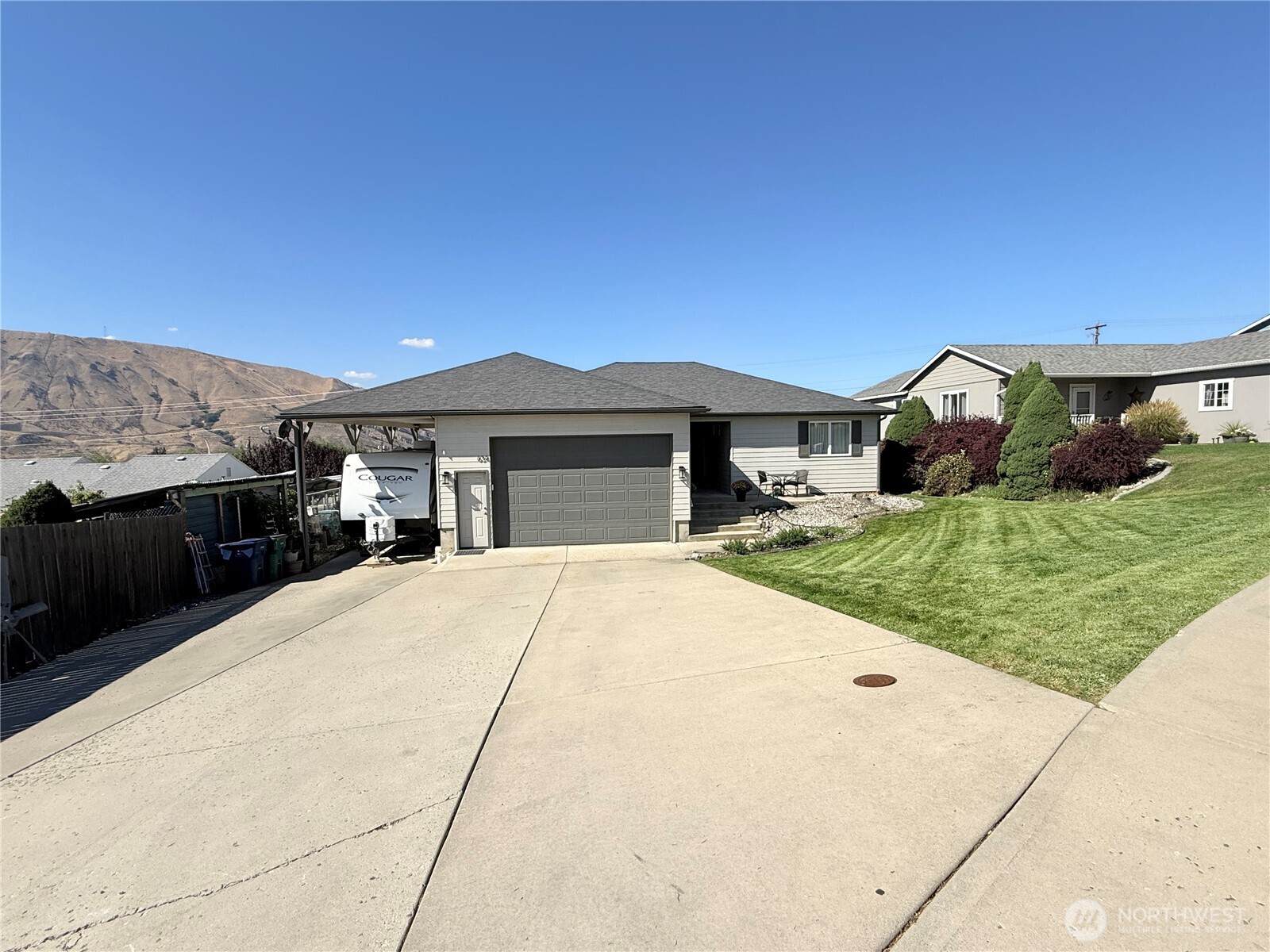 634 S Lincoln Place Property Photo 2