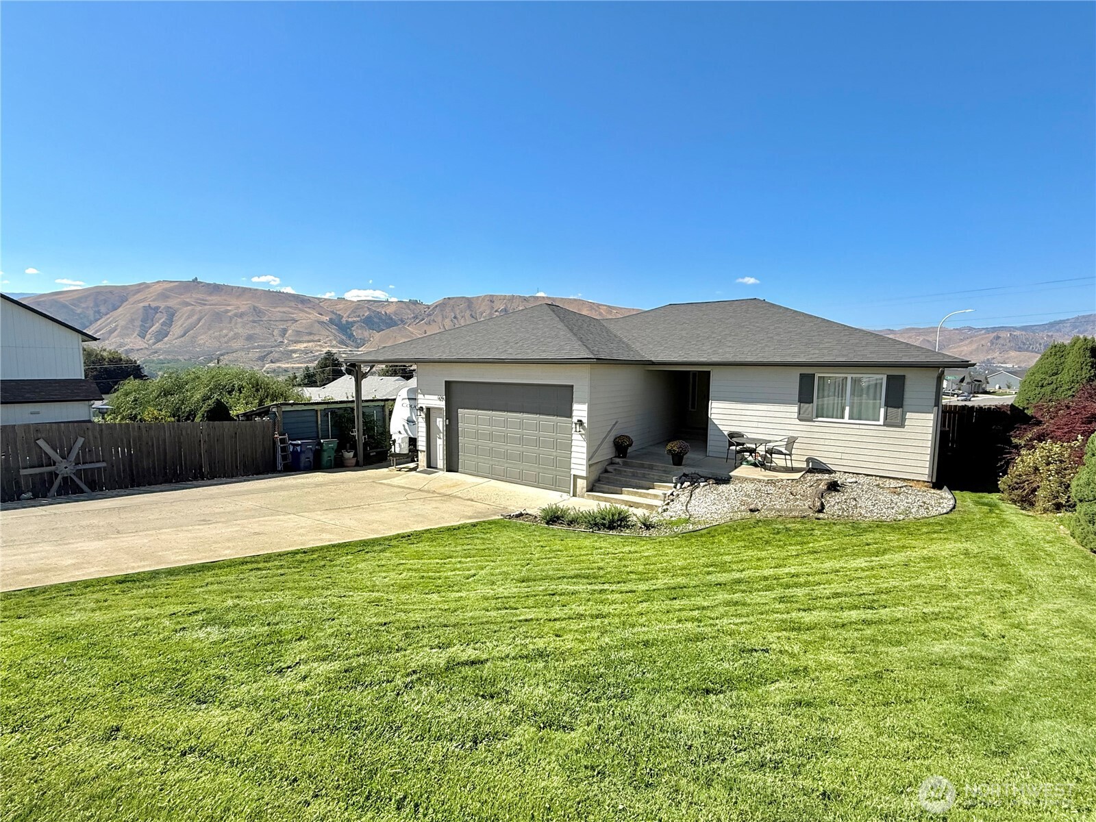 634 S Lincoln Place Property Photo 3