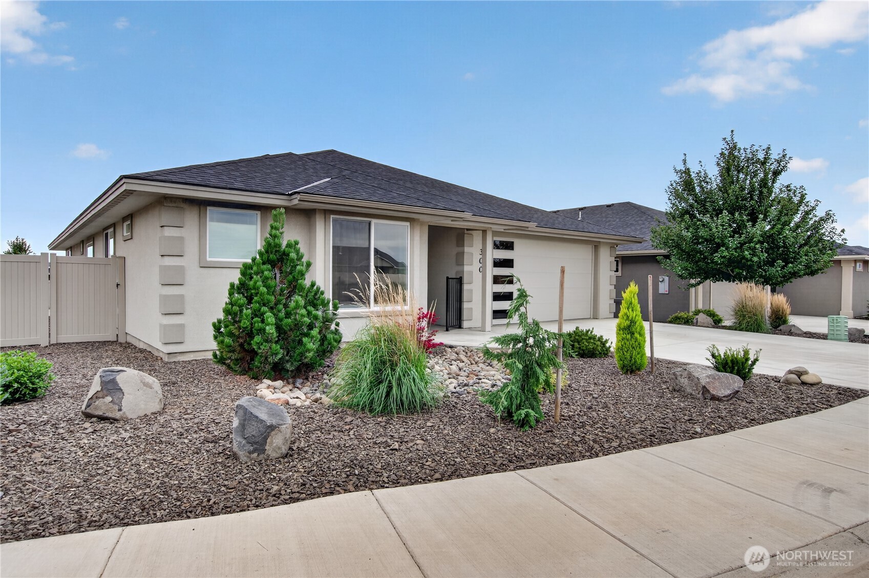 300 E Chinook Property Photo 3
