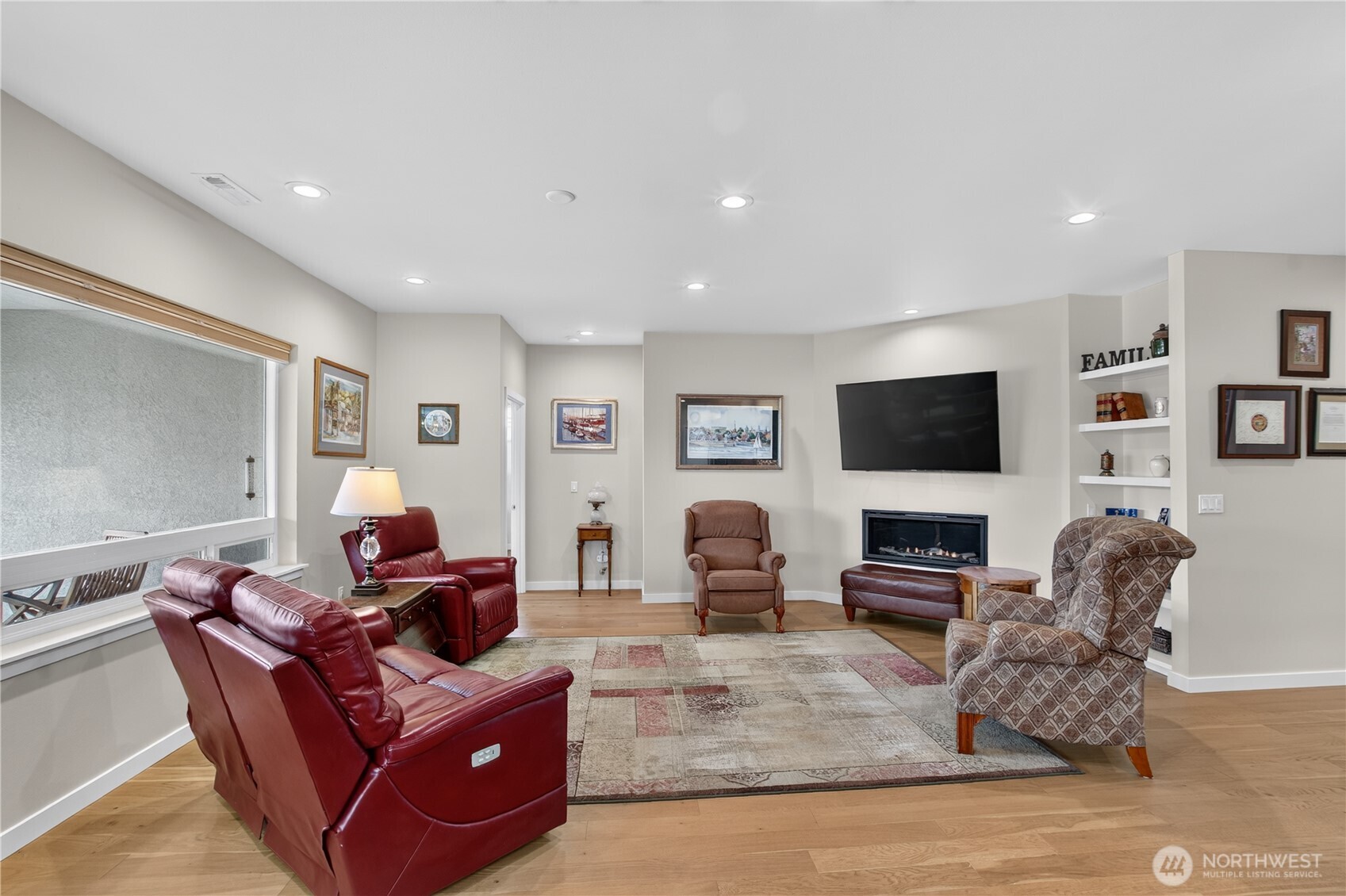 300 E Chinook Property Photo 15