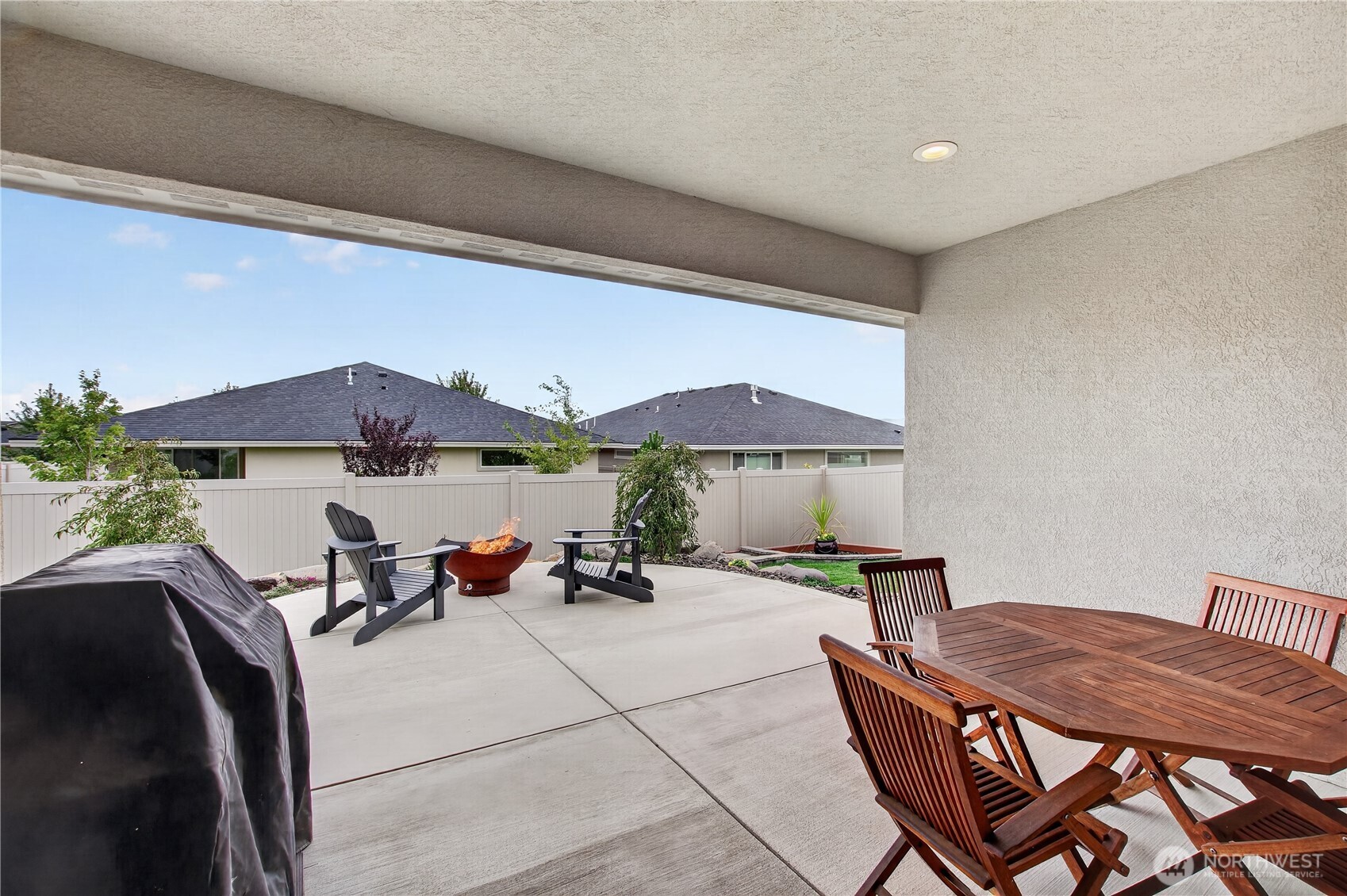 300 E Chinook Property Photo 23