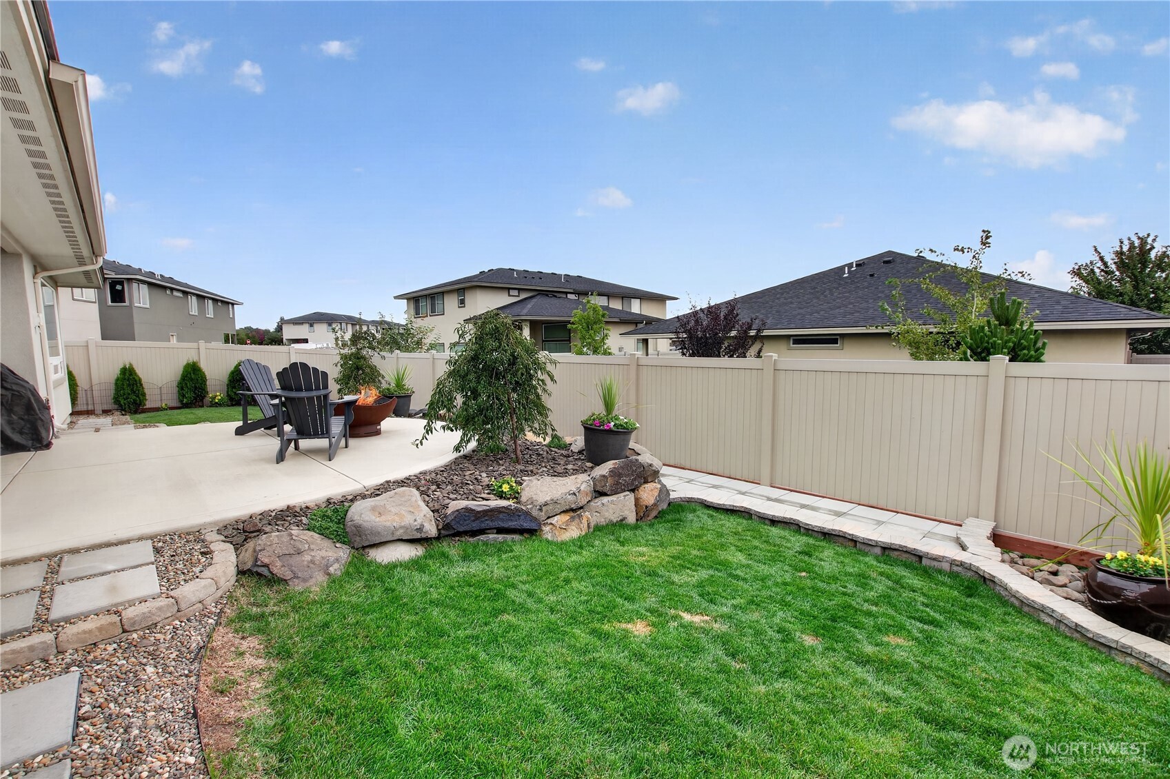 300 E Chinook Property Photo 25
