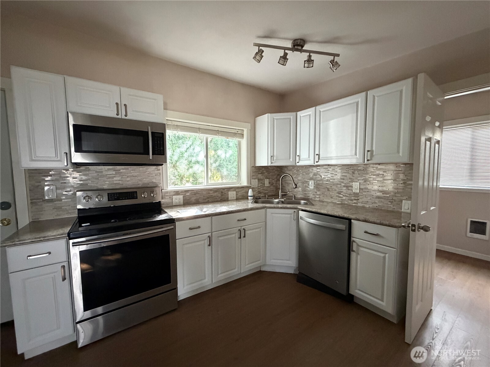 8153 Harborview Road Property Photo 10