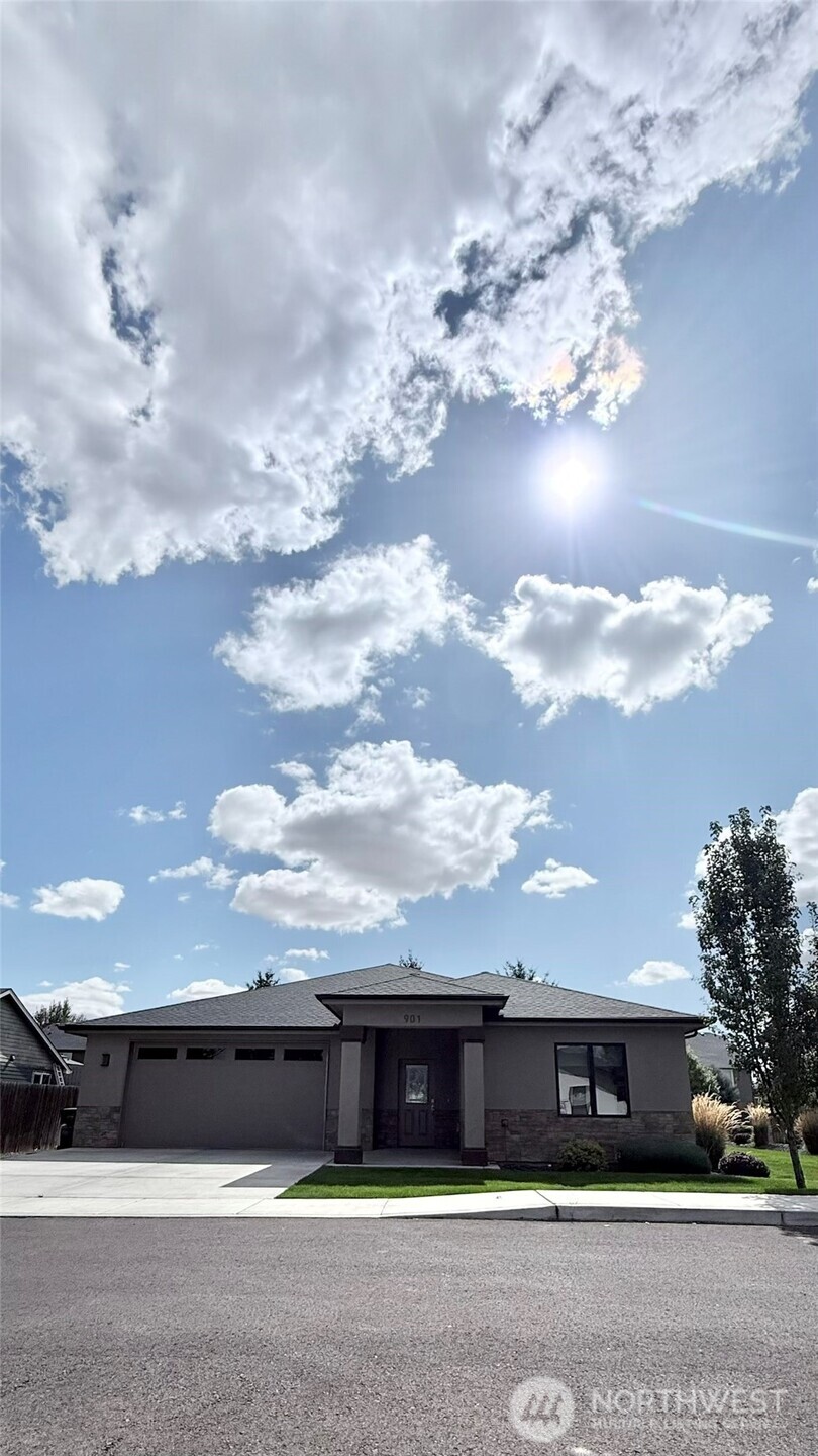 901 Janimari Court Property Photo 1
