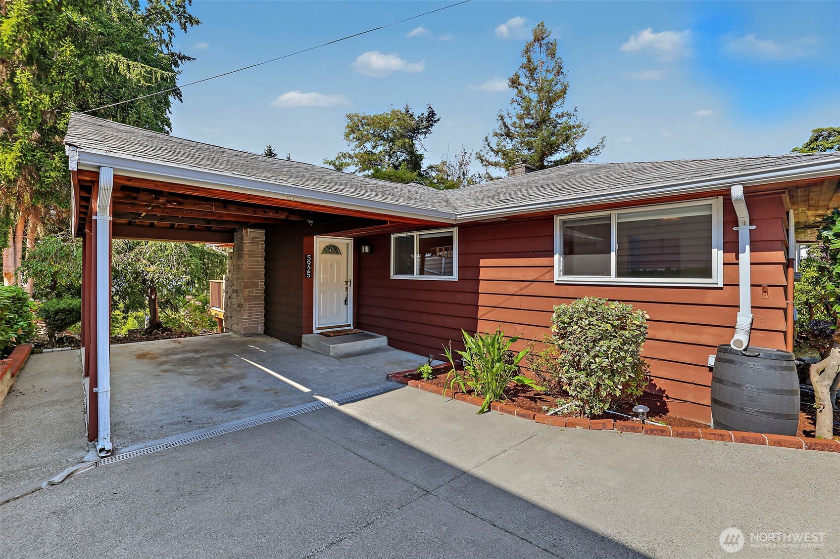 5925 48th Avenue Property Photo 3