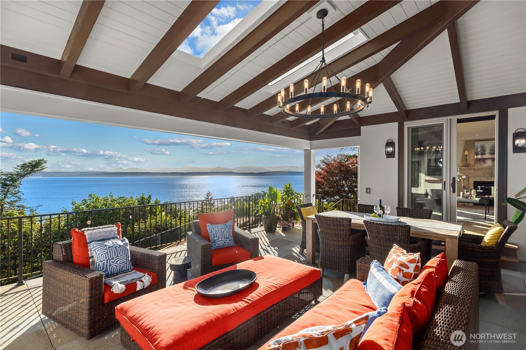 2555 Magnolia Boulevard Property Photo 3