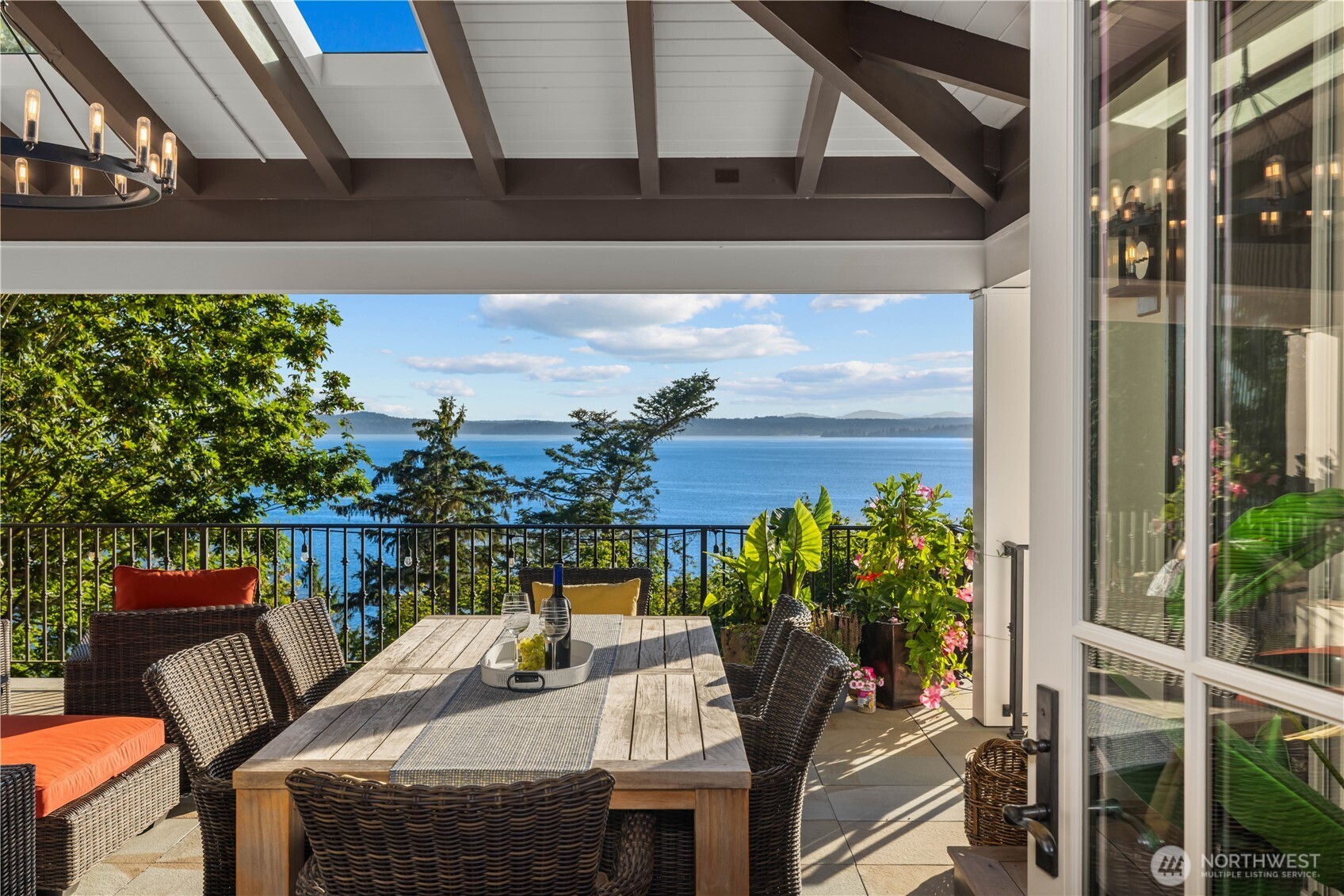 2555 Magnolia Boulevard Property Photo 11