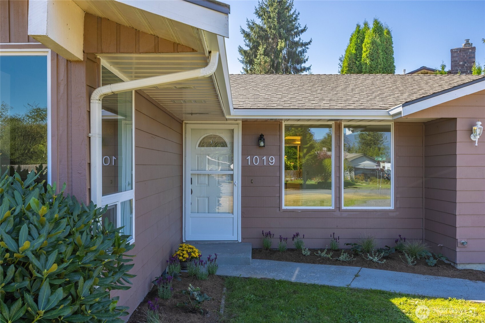 1019 Sterling Street Property Photo 4