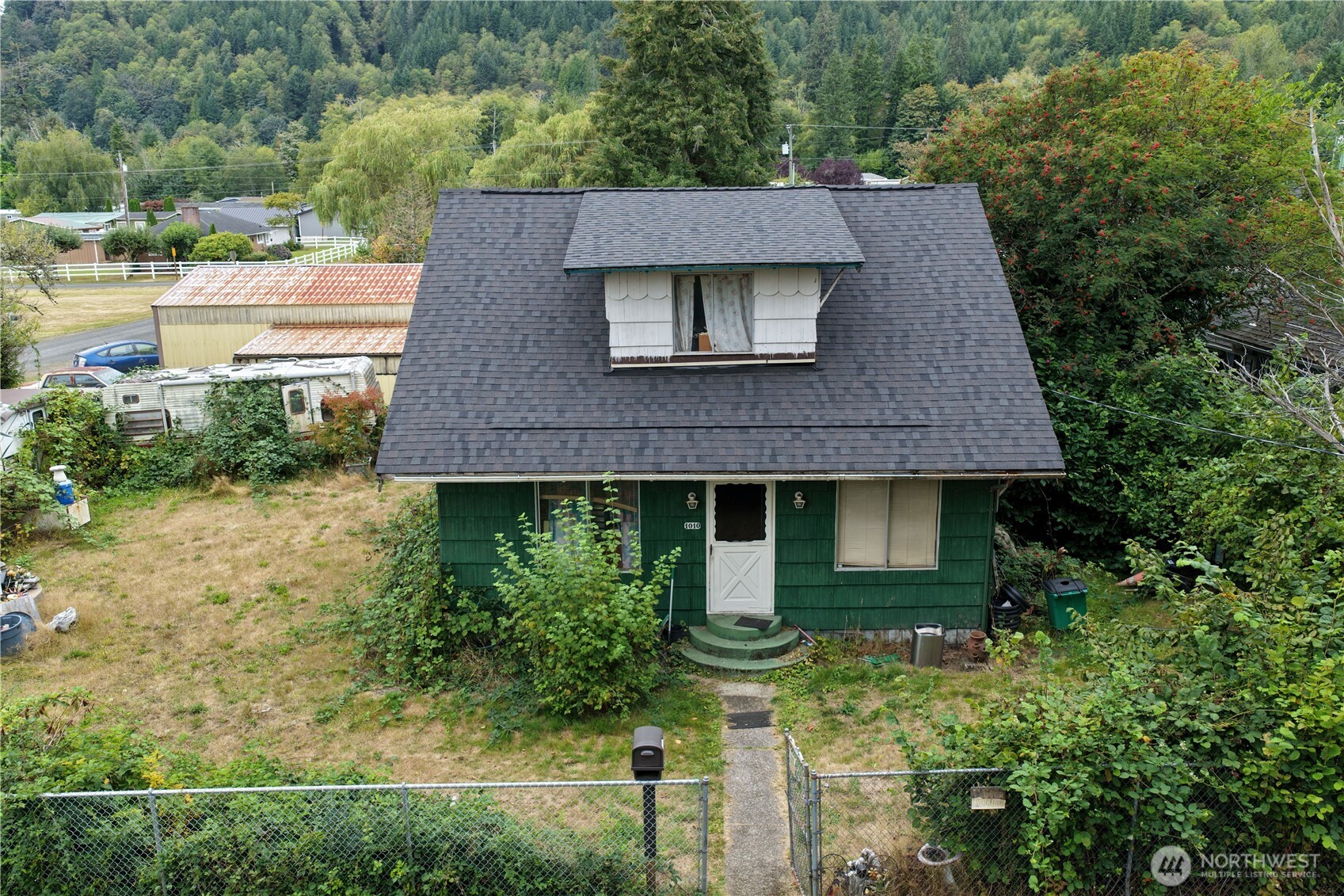 1010 Godfrey Street Property Photo 4