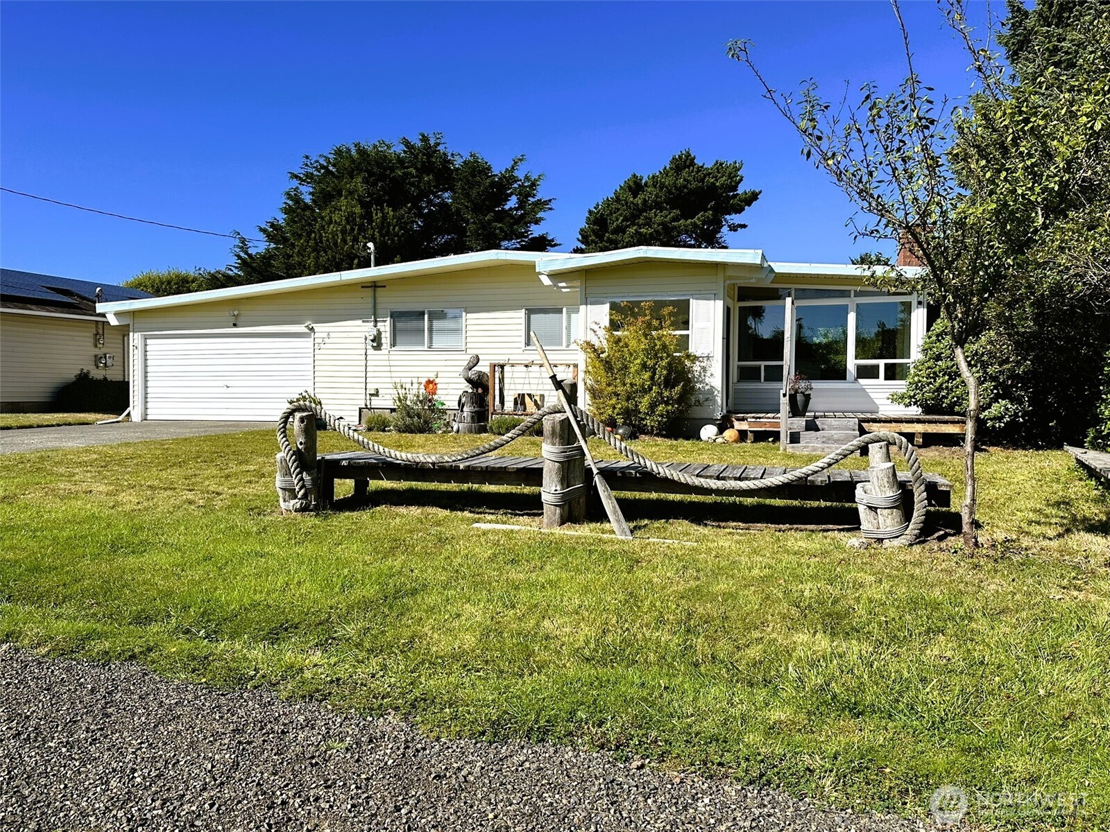 564 Ensign Avenue Property Photo 1