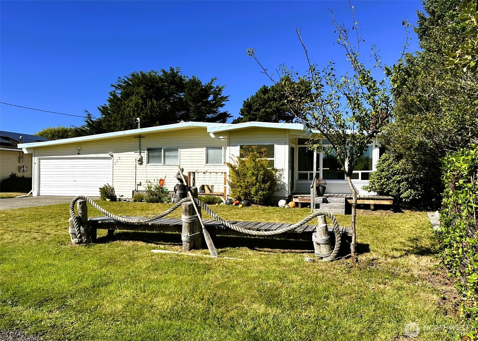 564 Ensign Avenue Property Photo 2