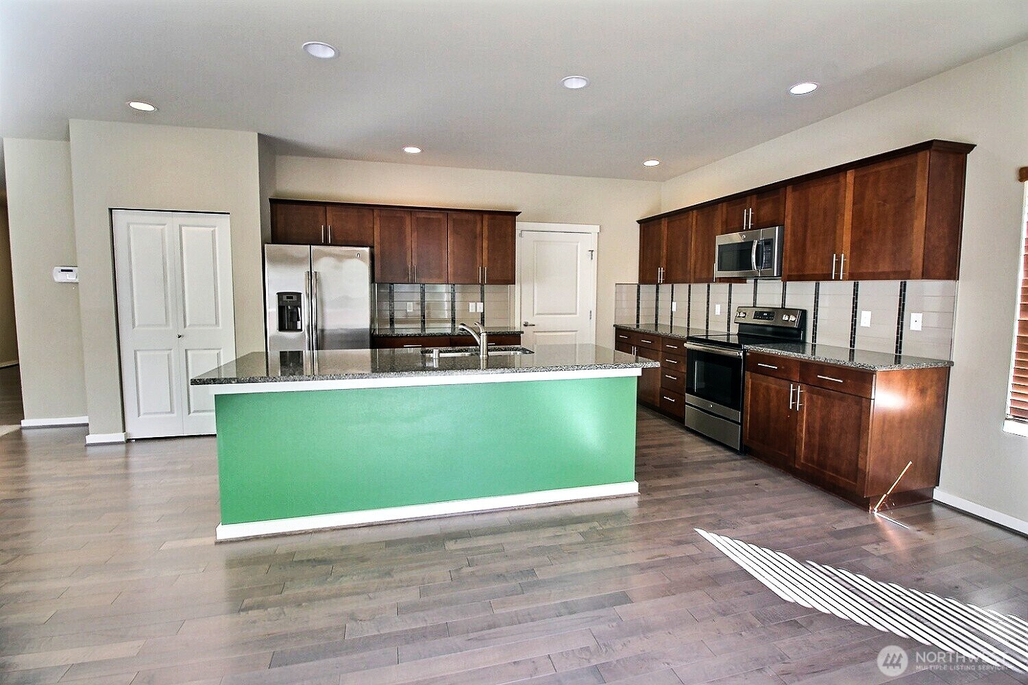 6321 Victoria Avenue Property Photo 3