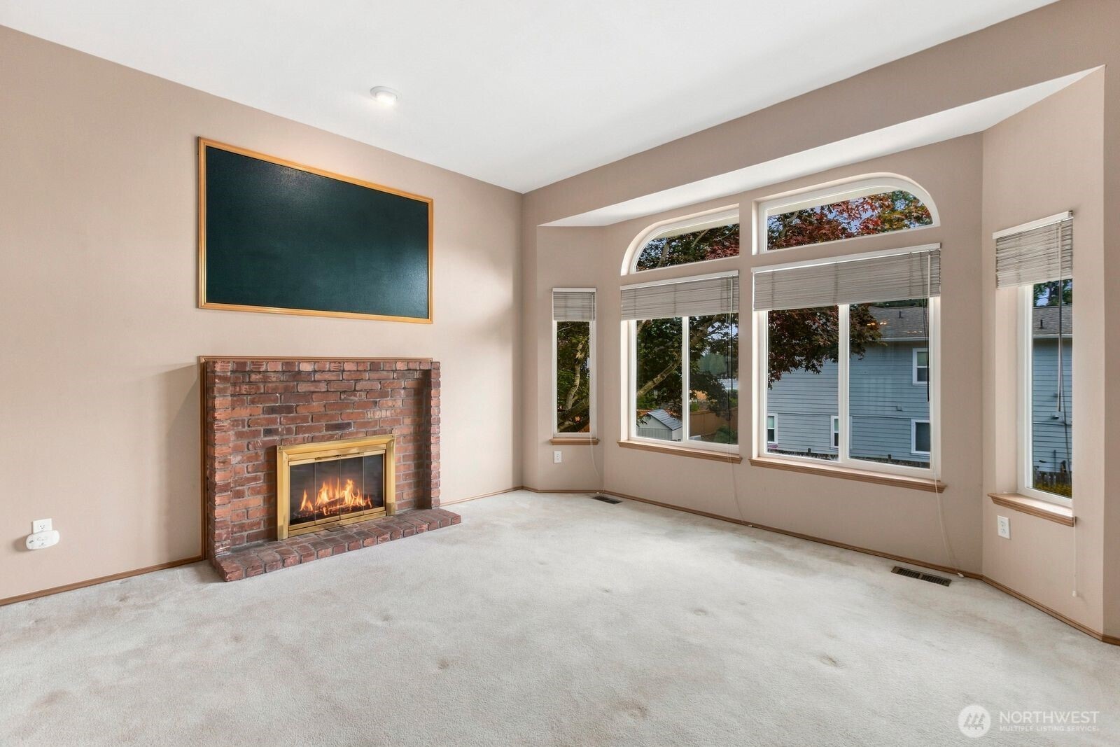 15928 Larch Way Property Photo 4