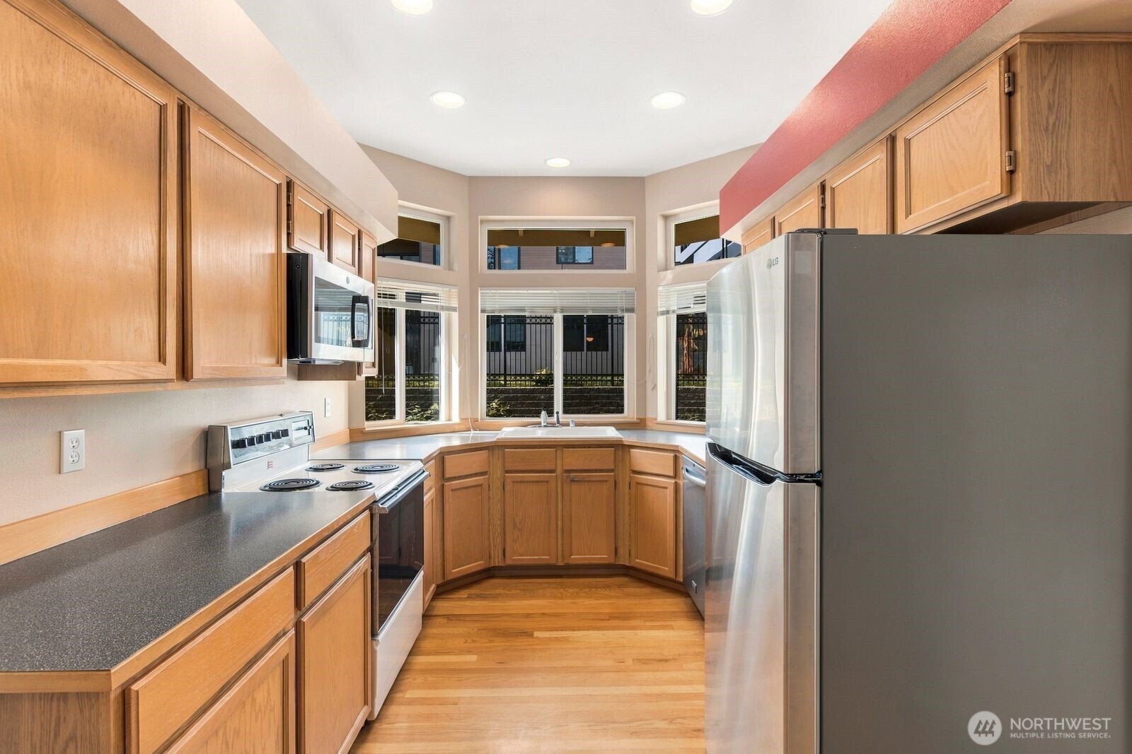 15928 Larch Way Property Photo 6